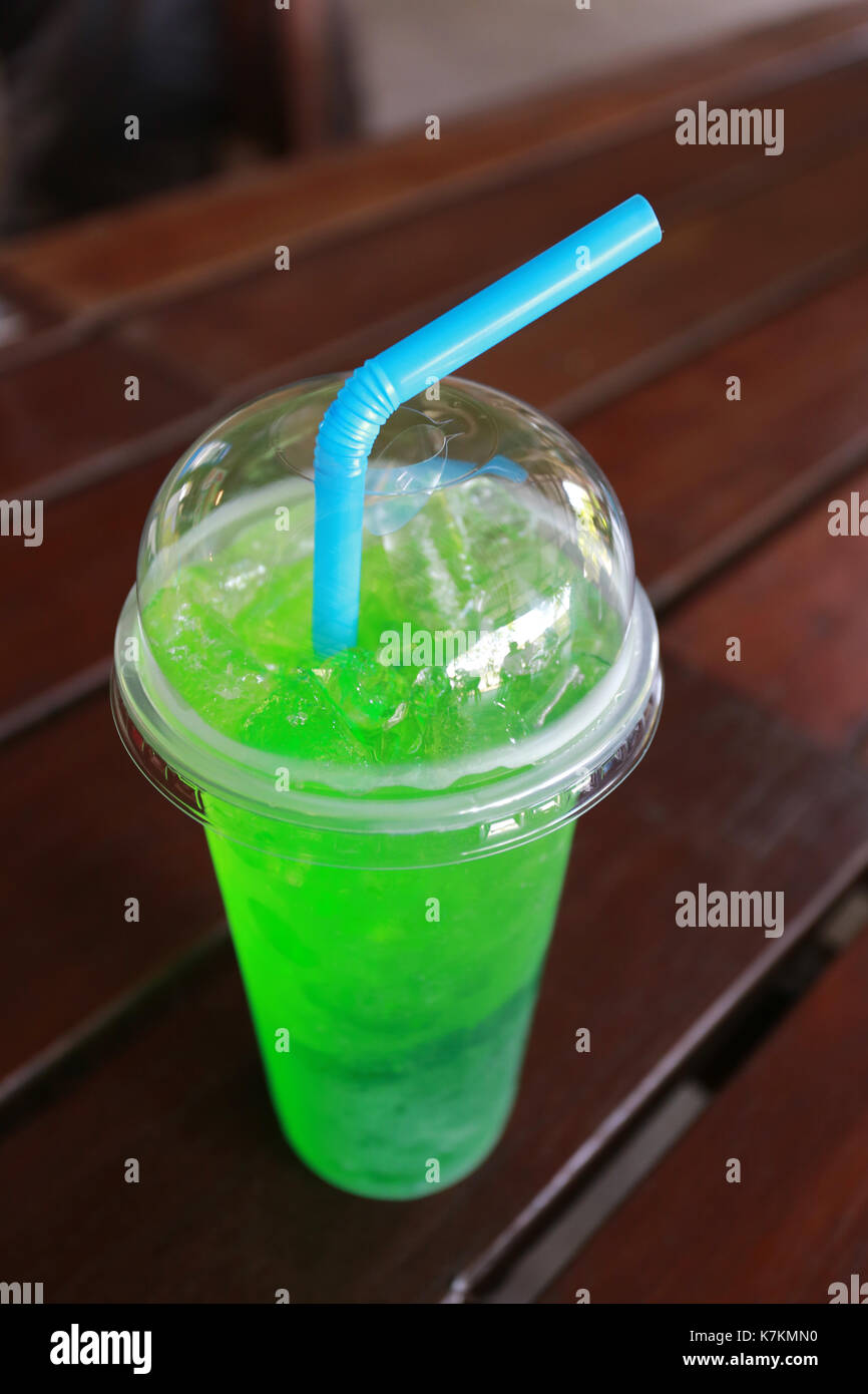 Soda verde soft drink in vetro sulla tabella degli alimenti. Foto Stock