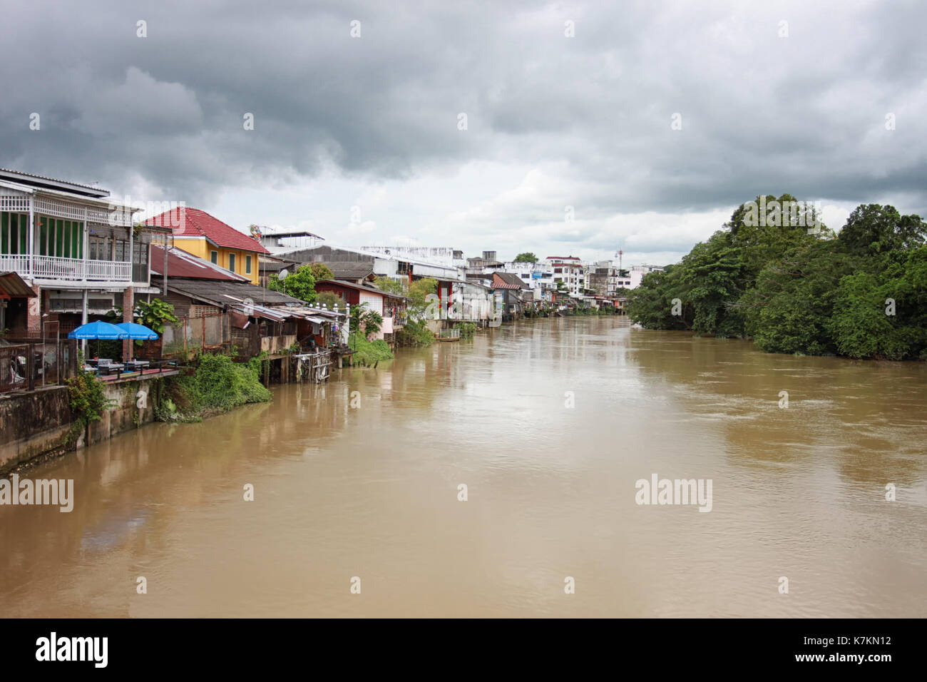 Chanthaburi waterfront comunità,vista città con canal fluente attraverso. Foto Stock