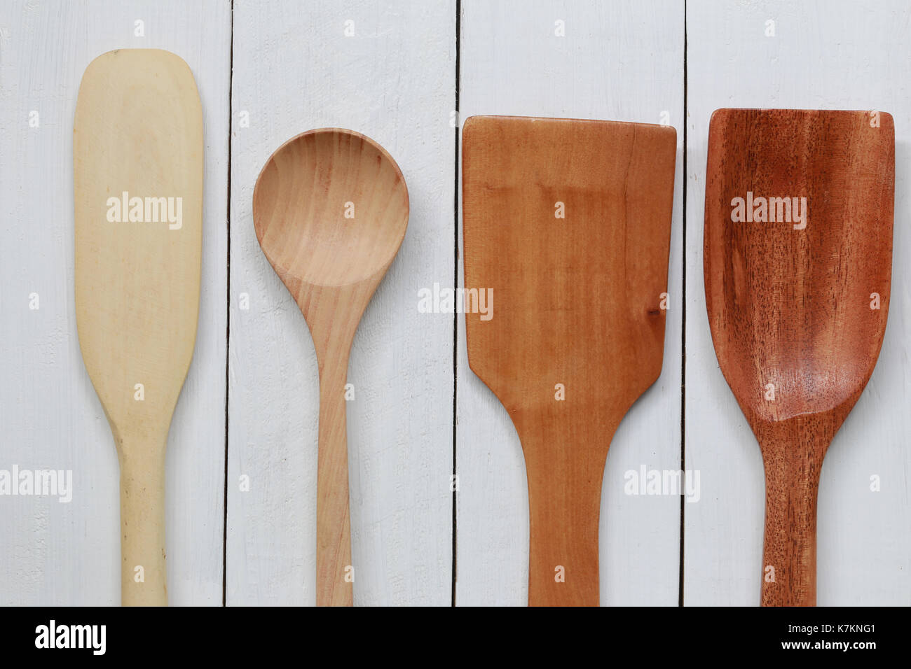 Mestolo di legno per scoop su legno bianco e hanno spazio copia. Foto Stock