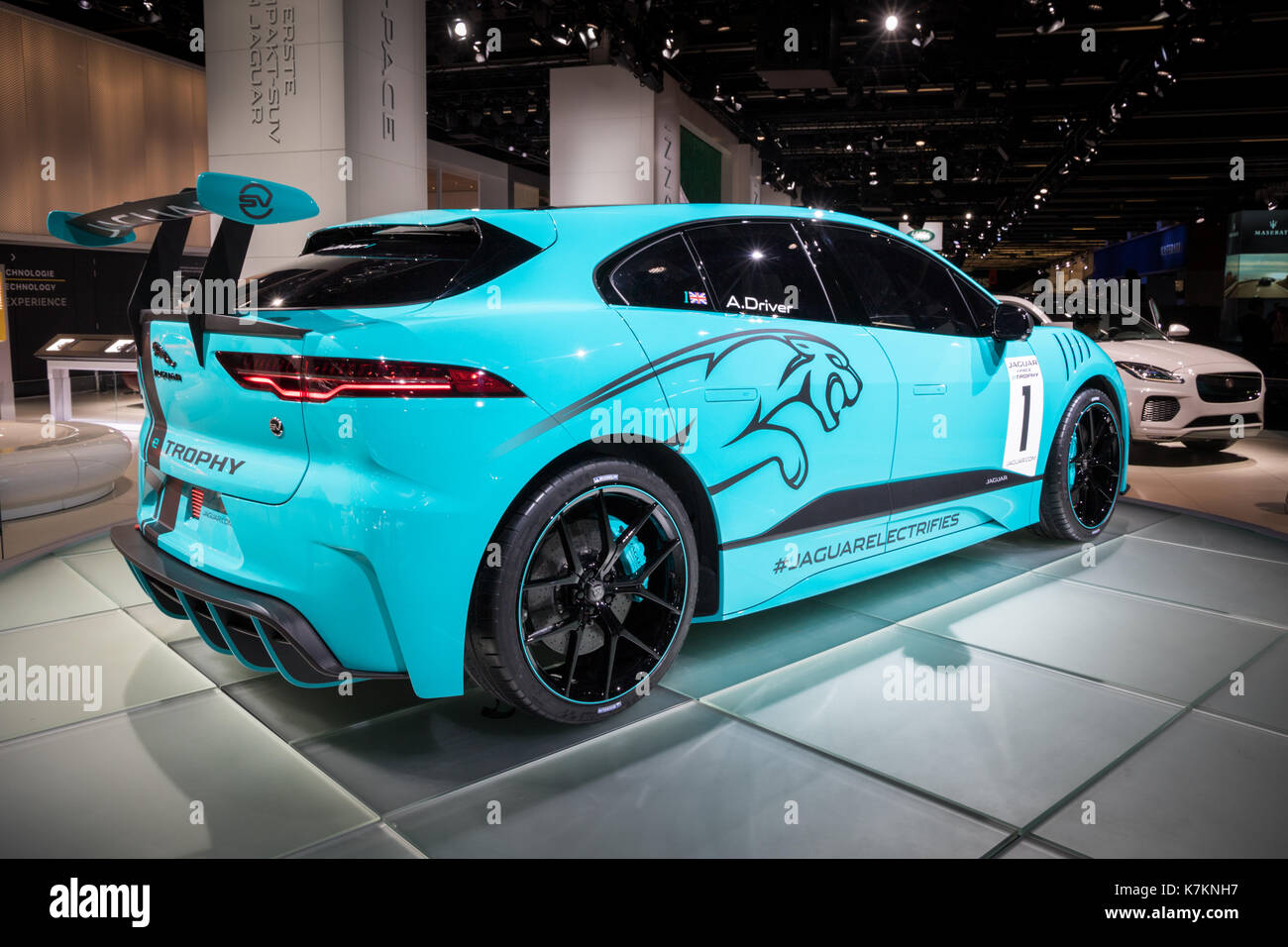 Francoforte, Germania - Sep 12, 2017: jaguar i-ritmo e Trofeo tutto-elettrico di un suv racing car presentata al salone di Francoforte iaa motor show 2017. Foto Stock