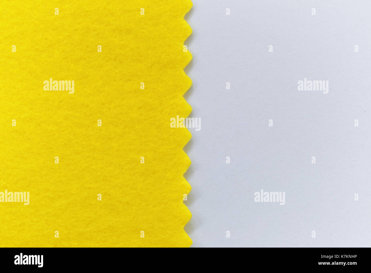 Tessuto di colore giallo sul libro bianco e hanno spazio di copia per il design sfondo nel vostro lavoro. Foto Stock