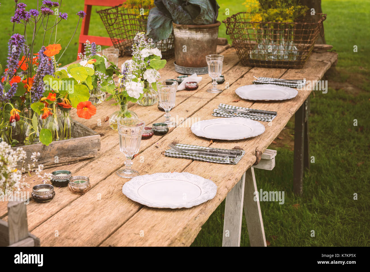 Tavolo in legno setup per party in giardino o la cena. Foto Stock