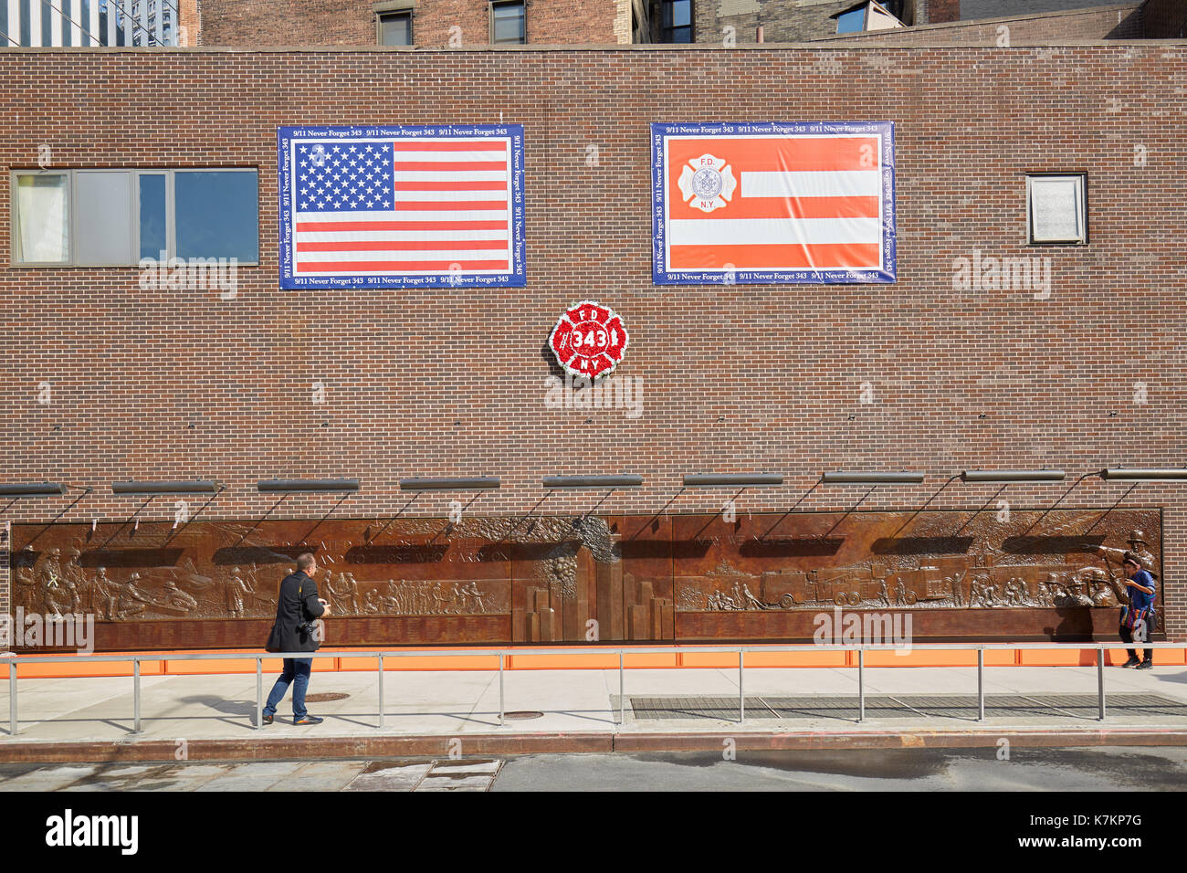 Vigili del fuoco Memorial Wall con persone in una giornata di sole in New York Foto Stock