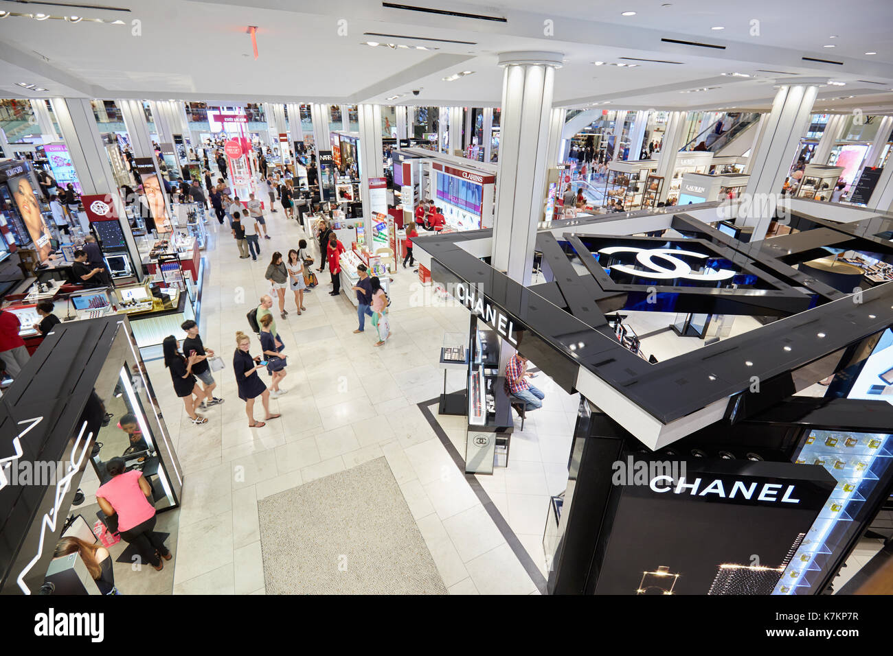 I grandi magazzini Macy interno, area cosmetica in New York Foto Stock