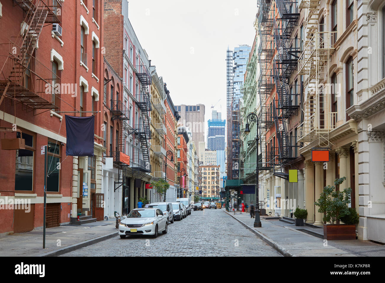 Soho strada vuota con ghisa edifici di New York. Il nome del quartiere proviene dal Sud di Houston Street. Foto Stock