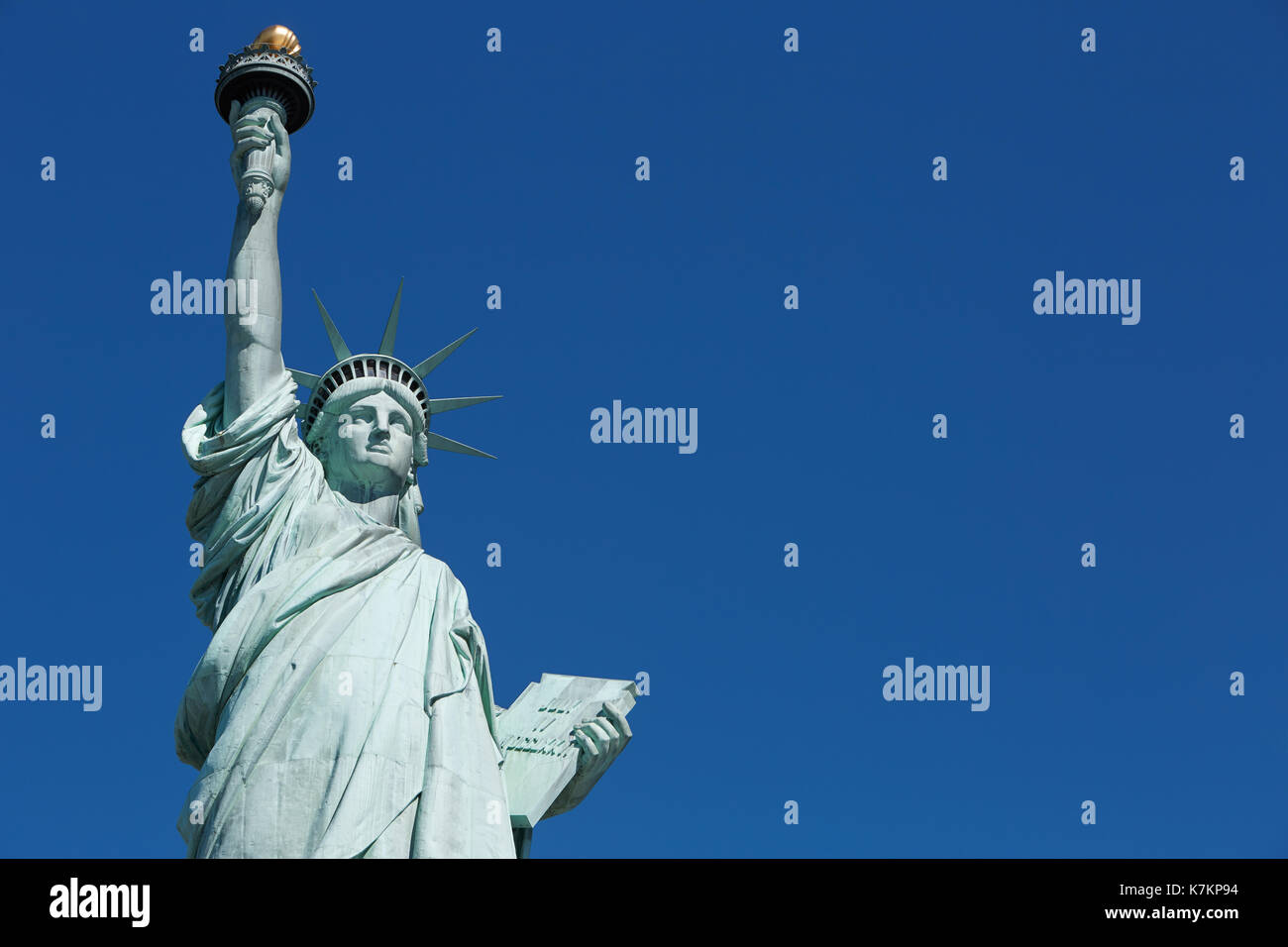 Statua della Libertà in una giornata di sole, vuoto blue sky Space di New York Foto Stock