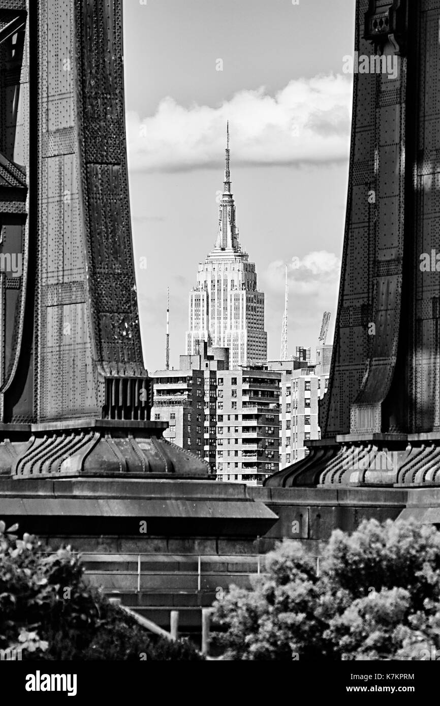 Empire State Building trogolo Manhattan Bridge sul lato Brooklyn Foto Stock