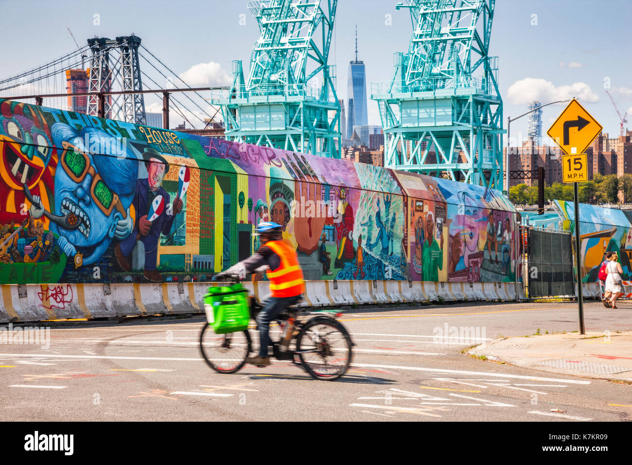 Graffity sulla Street in Brooklyn e Torre di libertà tra due gru industriali, New York City Foto Stock