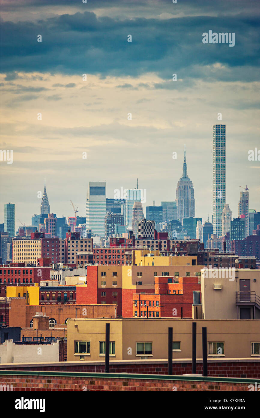Orizzonte di New York City.Bronx tetti e Manhattan sullo sfondo Foto Stock