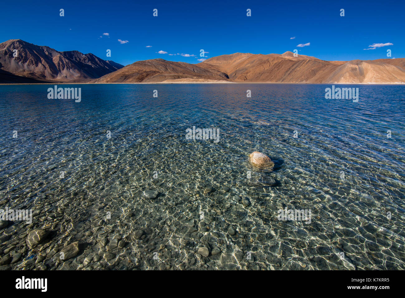 La bellezza del lago pangong - un lago endorheic dell'himalaya situato ad una altezza di circa un'altitudine di 1.325 m (14,270 ft) che si estende tra India e Cina Foto Stock