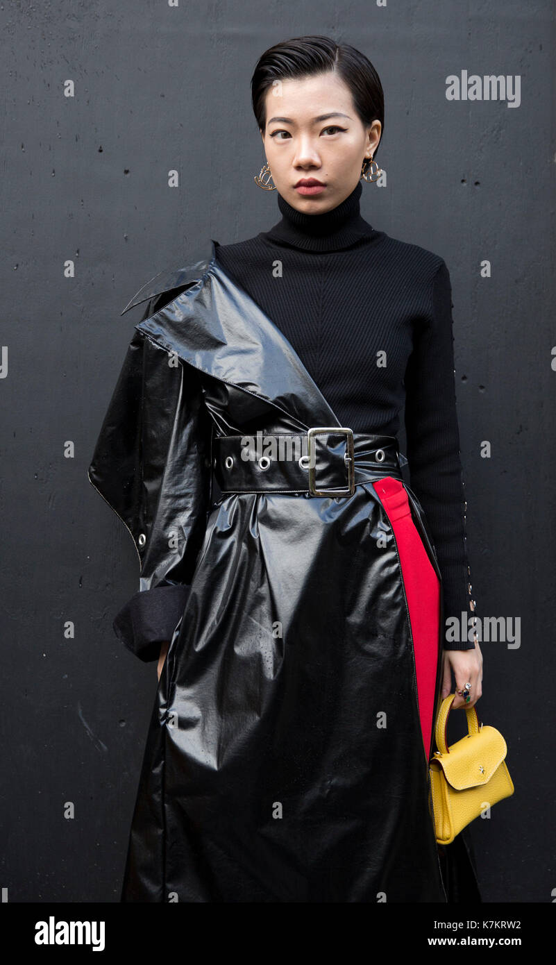 Acquirente di moda harper silin, dalla Cina, indossa scarpe di colore giallo come ella è raffigurato al di fuori del bfc mostra space show durante la London Fashion Week ss18. Foto Stock