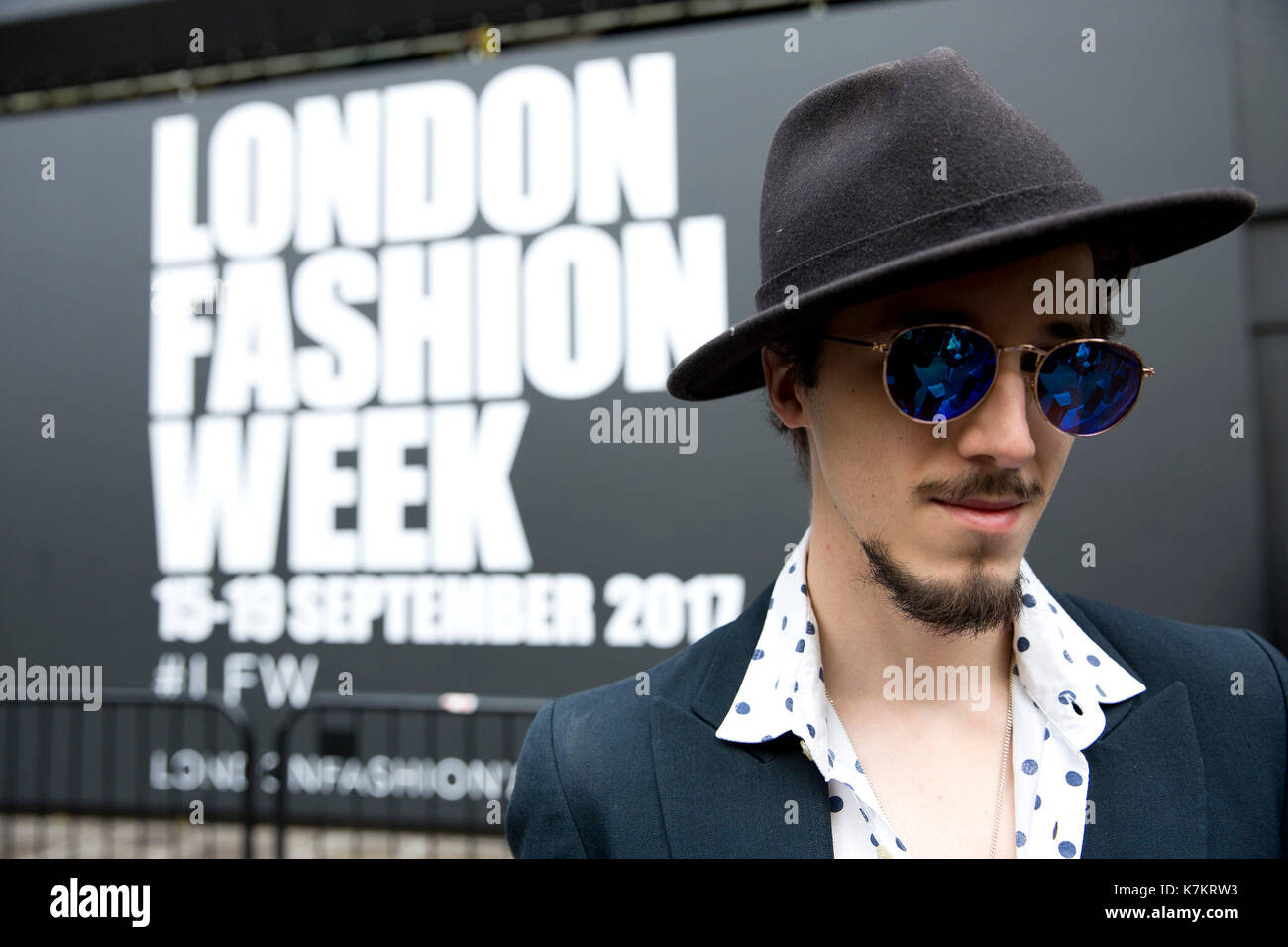 Musicista Luca fraser al di fuori del bfc mostra space show durante la London Fashion Week ss18. Foto Stock