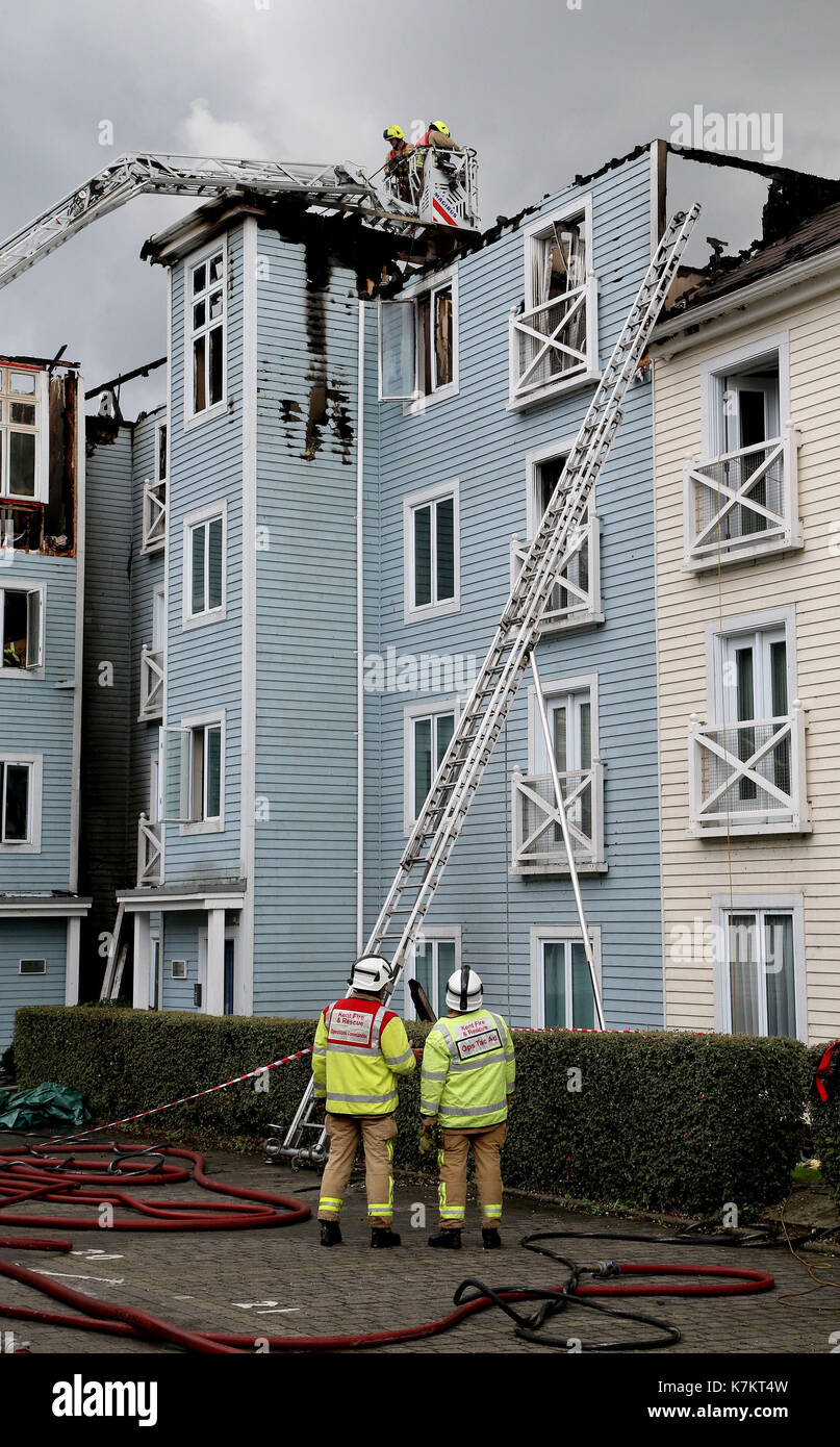 Vigili del fuoco rimangono presso la scena seguente un grande blaze in corrispondenza di un blocco di appartamenti in snodland, Kent. Foto Stock