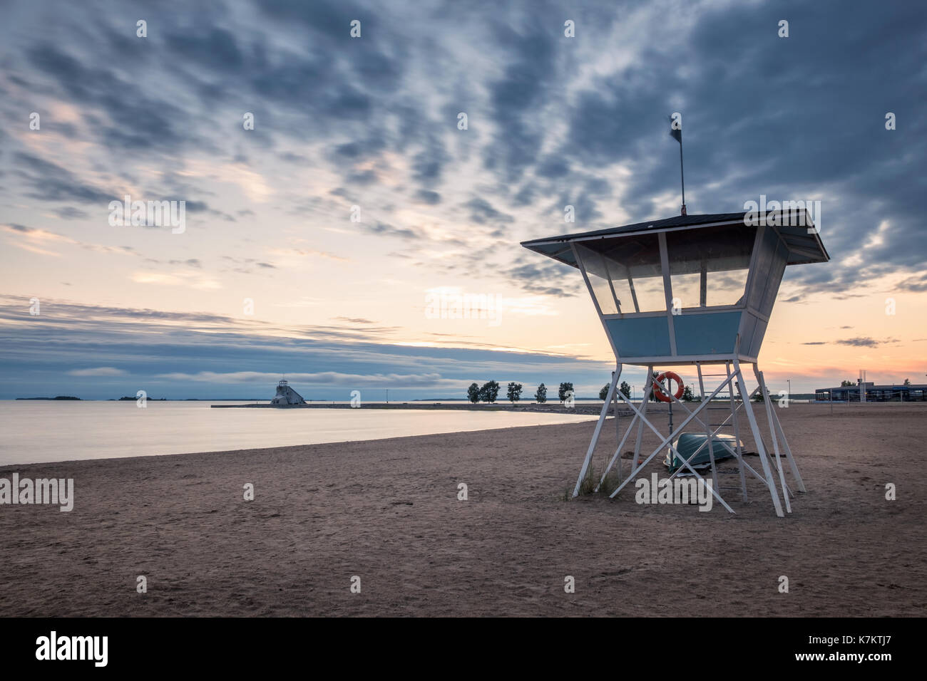 Torre bagnino sulla spiaggia al tramonto durante l'estate in Finlandia Foto Stock