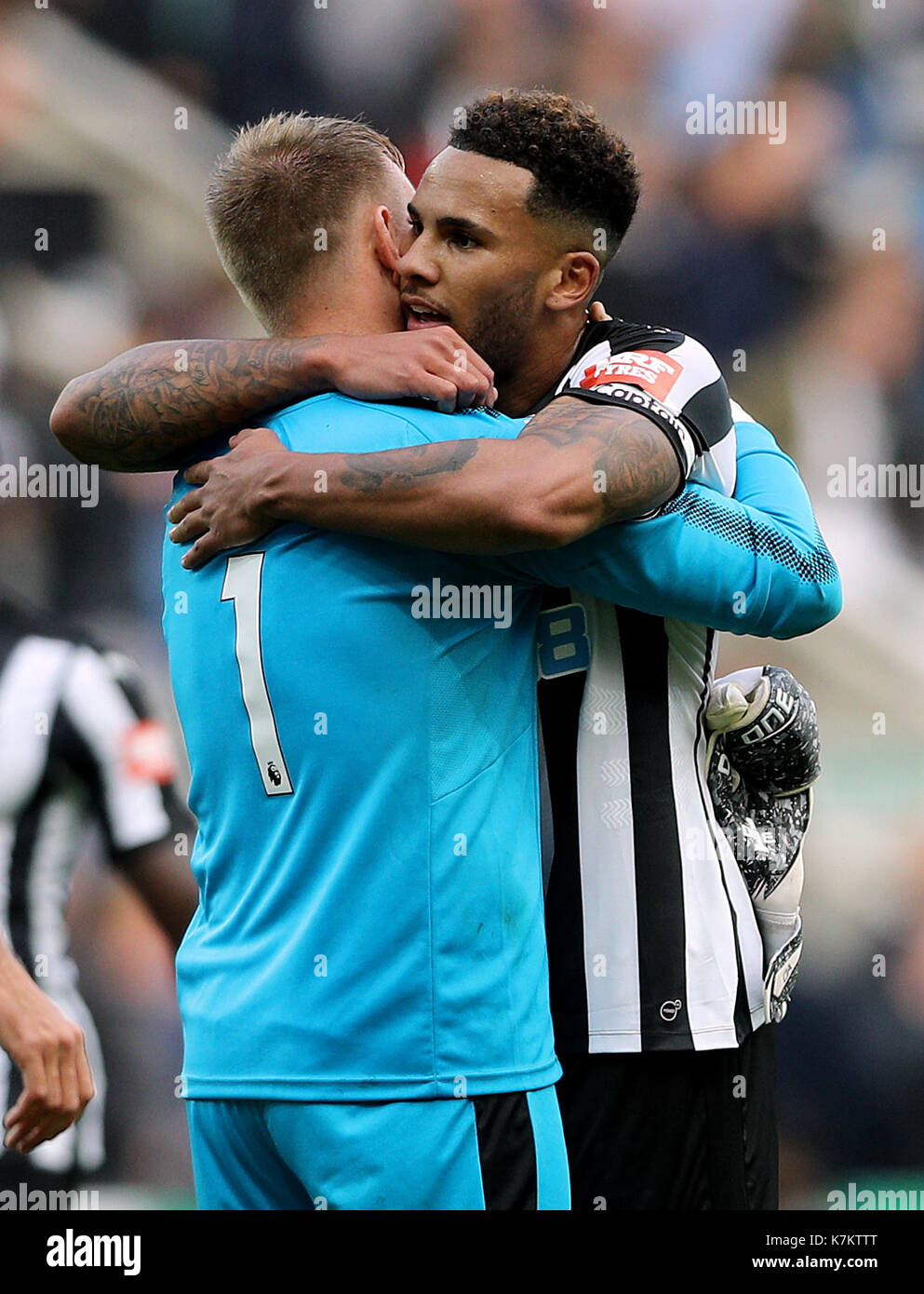 Newcastle United portiere rob elliot (sinistra) e Newcastle United lascelles jamaal (destra) dopo il fischio finale durante il match di premier league a St James park, Newcastle. press association foto. picture Data: sabato 16 settembre, 2017. vedere pa storia calcio Newcastle. Photo credit dovrebbe leggere: Owen humphreys/pa filo. restrizioni: solo uso editoriale nessun uso non autorizzato di audio, video, dati, calendari, club/campionato loghi o 'live'. servizi online in corrispondenza uso limitato a 75 immagini, nessun video emulazione. Nessun uso in scommesse, giochi o un singolo giocatore/club/league pubblicazioni. Foto Stock