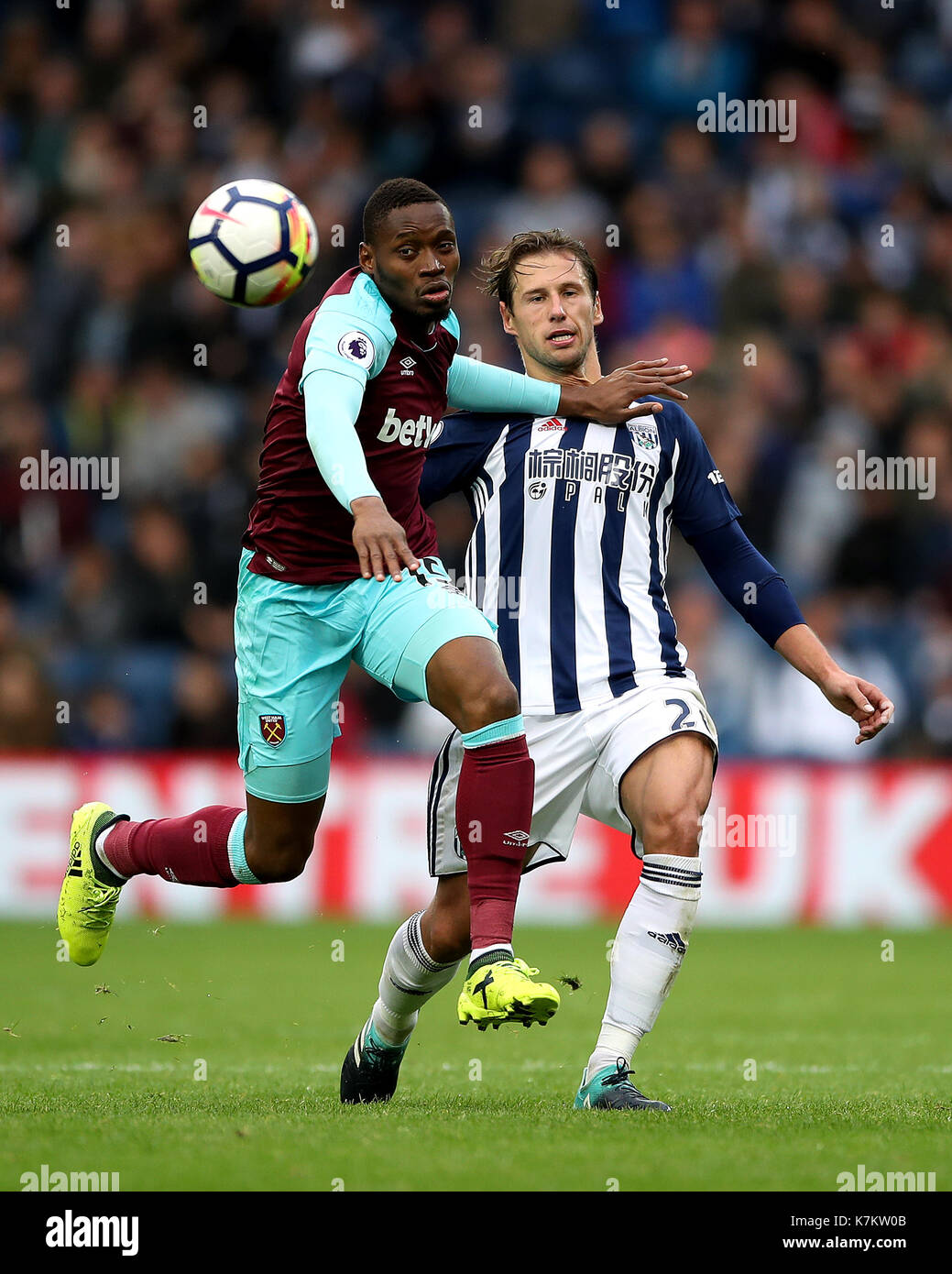 West Ham United sakho diafra (sinistra) e West Bromwich Albion's grzegorz krychowiak battaglia per la palla durante il match di premier league al the hawthorns, west bromwich. Foto Stock