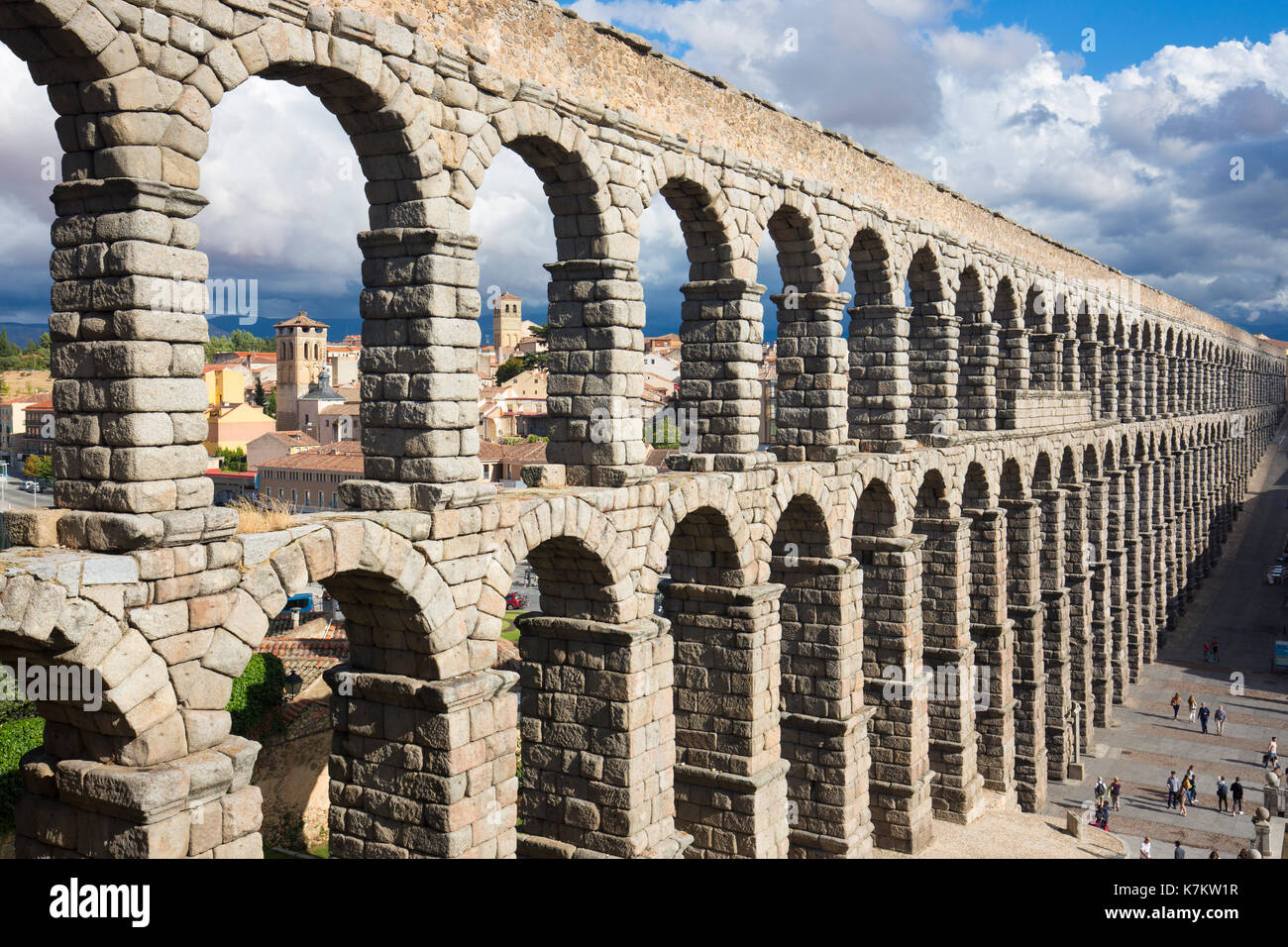 Famoso spettacolare acquedotto romano costruito di blocchi di granito e Plaza del Azoguejo, Segovia, Spagna Foto Stock