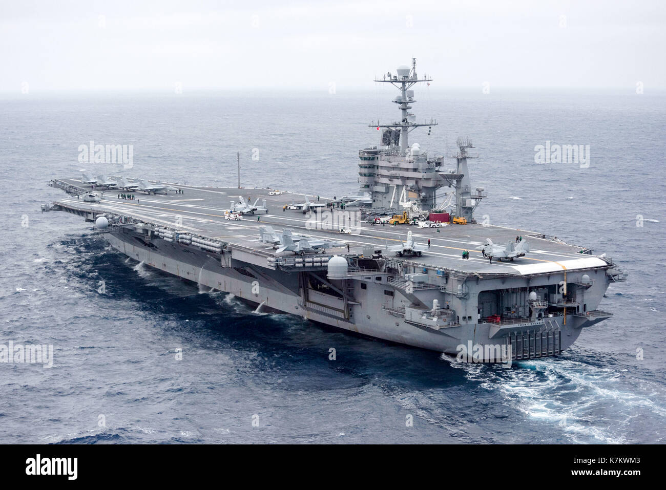 La Nimitz-class portaerei USS John C. Stennis (CVN 74) transita l'Oceano Pacifico. Foto Stock