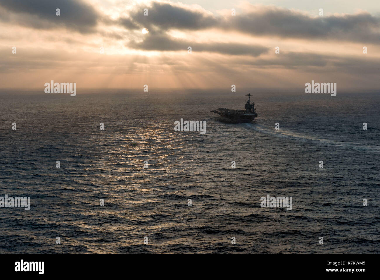 La Nimitz-class portaerei USS John C. Stennis (CVN 74) transita l'Oceano Pacifico. Foto Stock