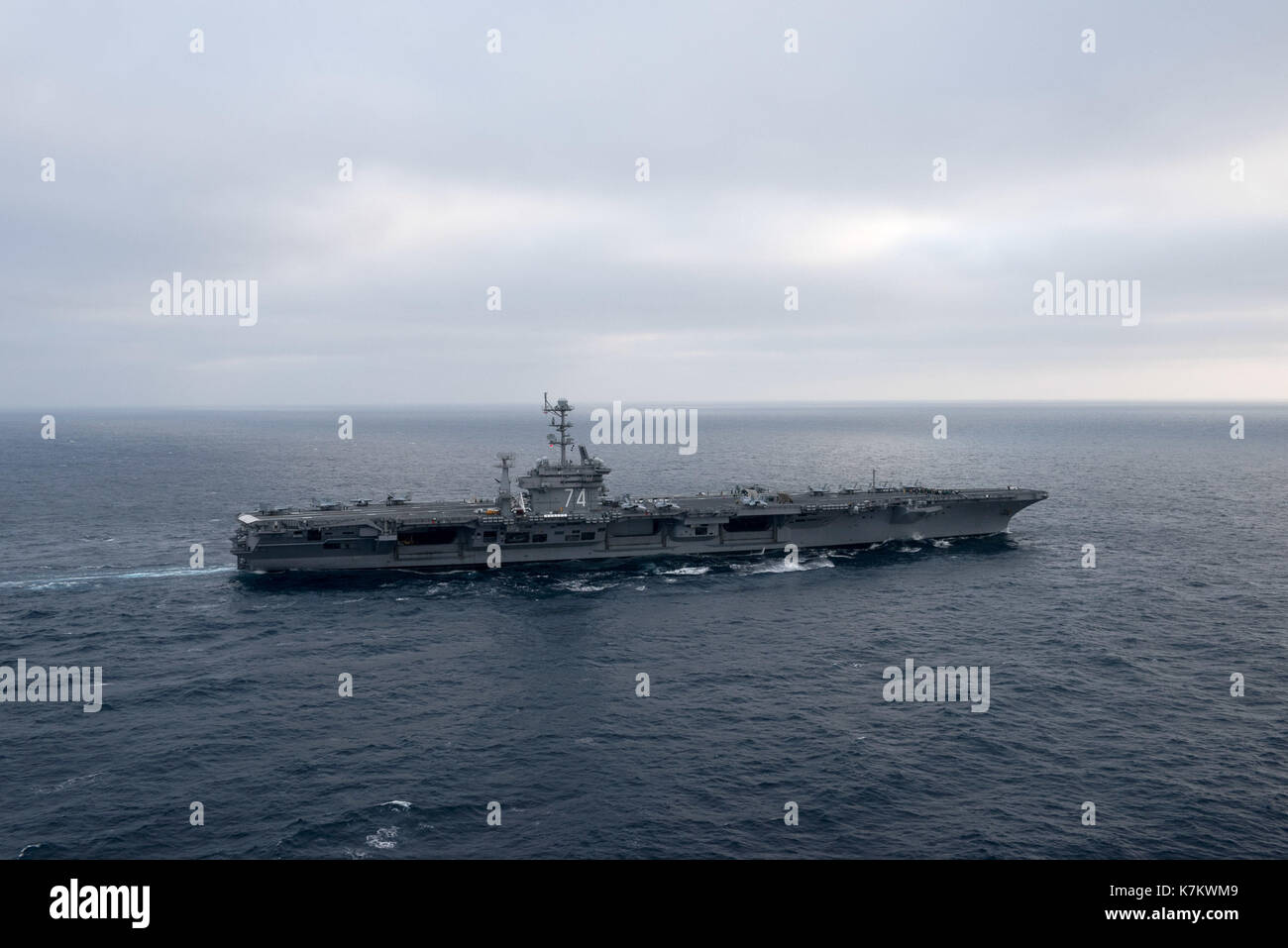 La Nimitz-class portaerei USS John C. Stennis (CVN 74) transita l'Oceano Pacifico. Foto Stock