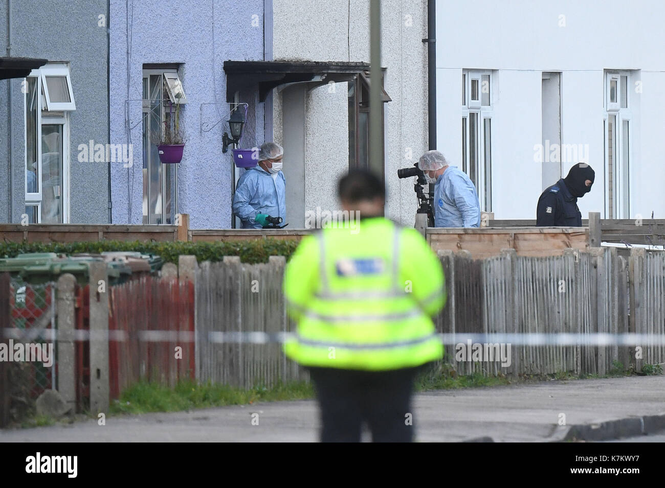 La polizia e gli ufficiali forensi di prendere parte ad un funzionamento in cavendish road, Sunbury-on-THAMES, SURREY, come parte dell'indagine sull'parsons green bombardamenti. Foto Stock
