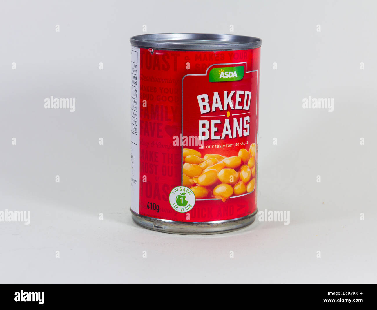 Asda propria marca di fagioli in salsa di pomodoro, venduto in un 410g. di stagno isolato su bianco. Foto Stock
