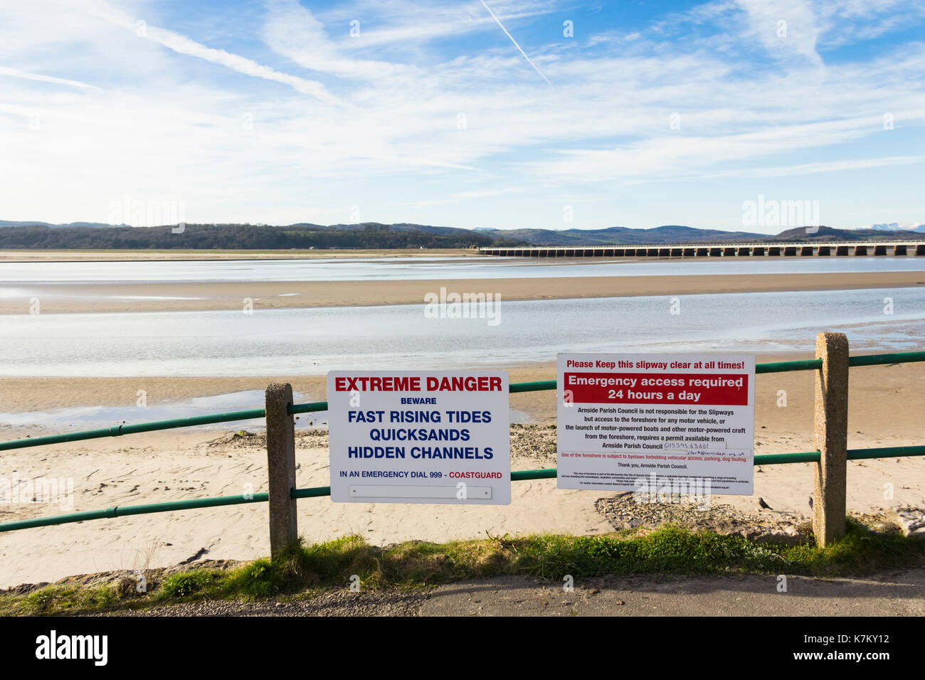 Quicksand e veloce maree in arrivo pericolo cartelli di avvertimento sul fiume kent estuario sul lungomare a Arnside, Cumbria. Foto Stock