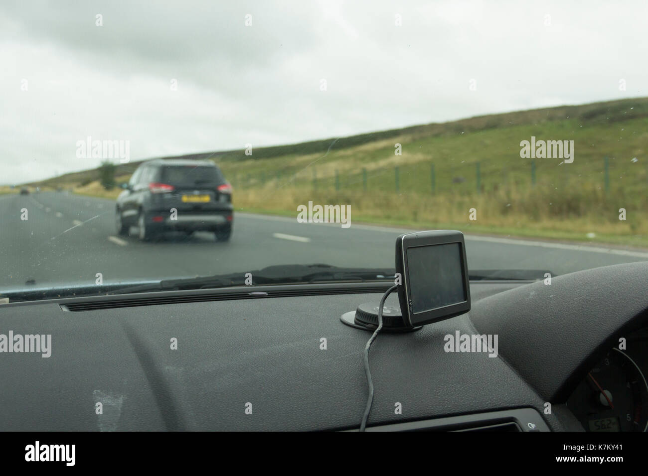 TomTom GO 820 Live Tv di un dispositivo di navigazione sul cruscotto della Ford Mondeo auto guidando sulla autostrada M6 in Cumbria. Foto Stock
