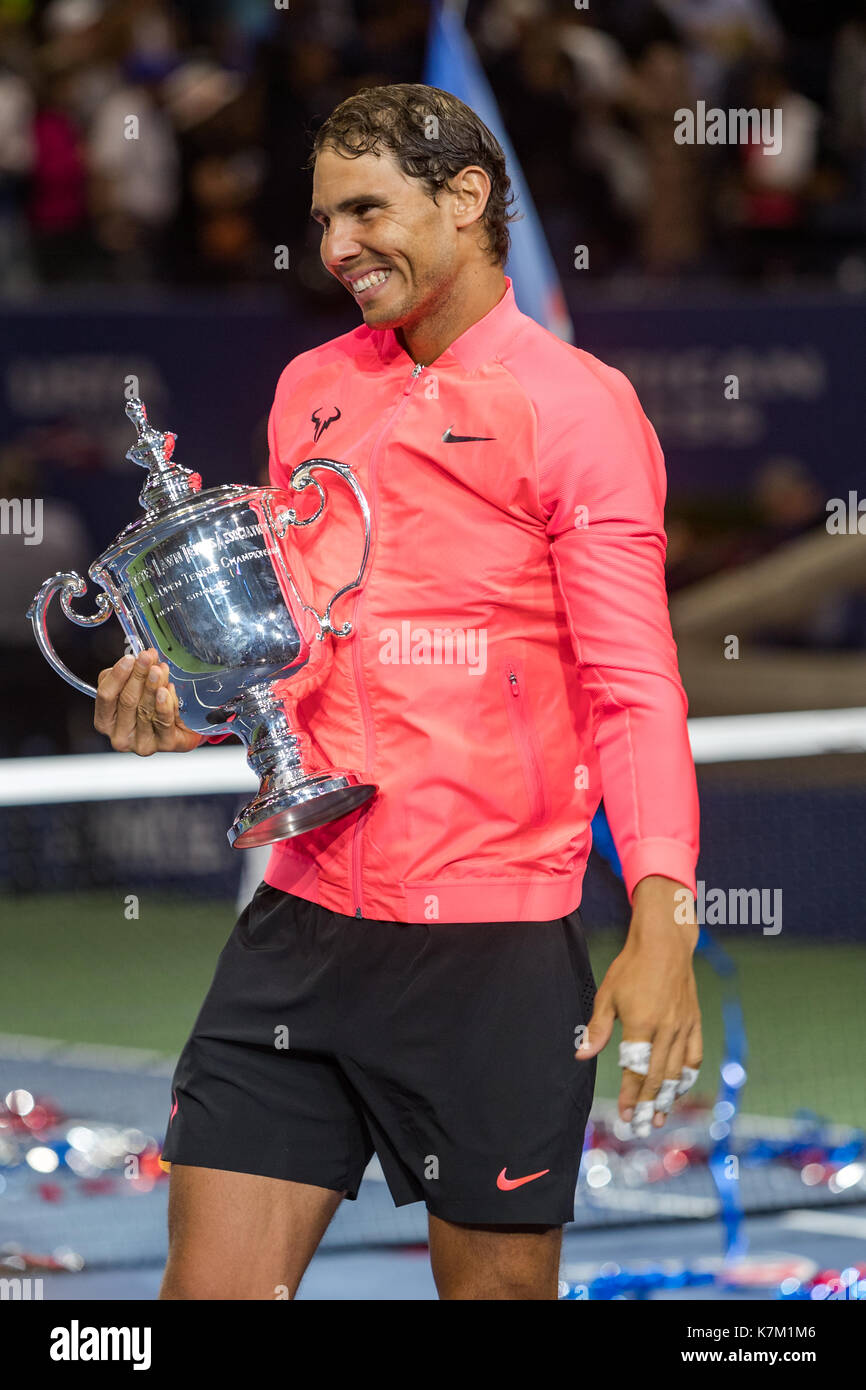 Rafael Nadal (ESP) detiene del vincitore del trofeo per gli uomini singoli  finale al 2017 US Open Tennis Championships Foto stock - Alamy