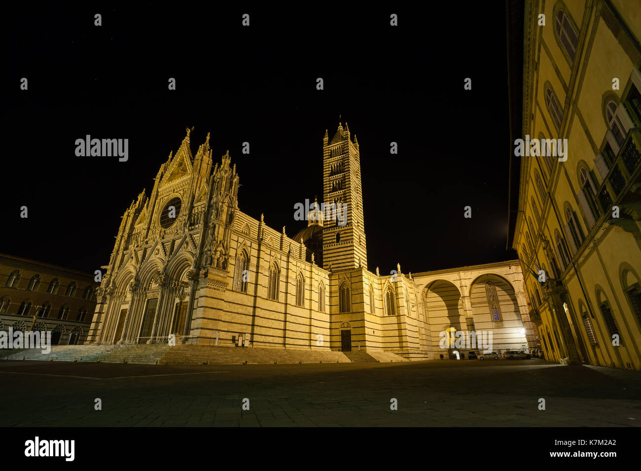 Vista notturna del Duomo di Siena di Santa Maria Assunta (Duomo di Siena) a Siena, Toscana, Italia. Punto di riferimento italiano Foto Stock