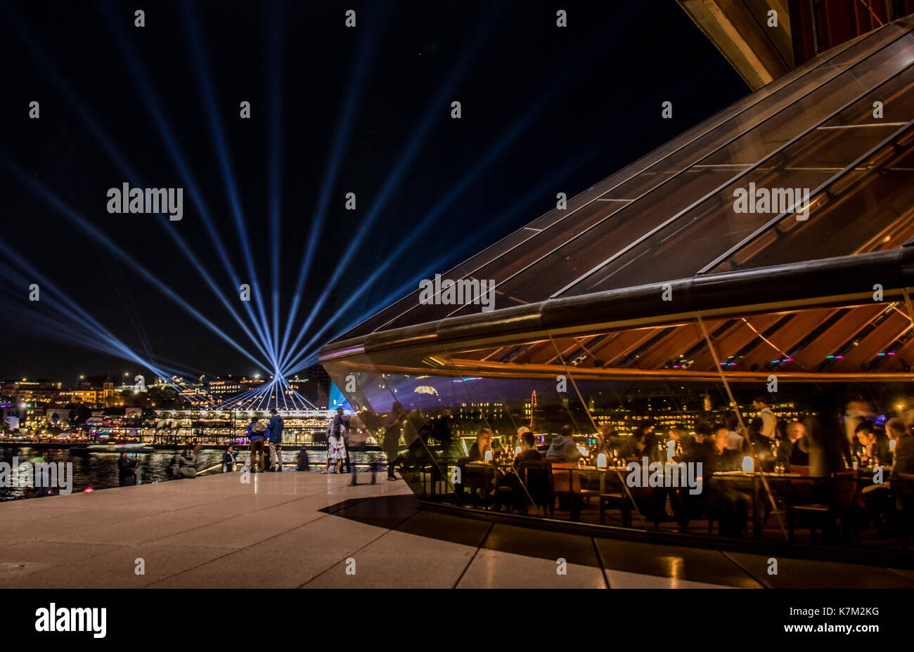 Vista esterna del ristorante bennelong di notte tempo durante il vivace festival di Sydney, guardando indietro verso il terminal passeggeri oltreoceano Foto Stock