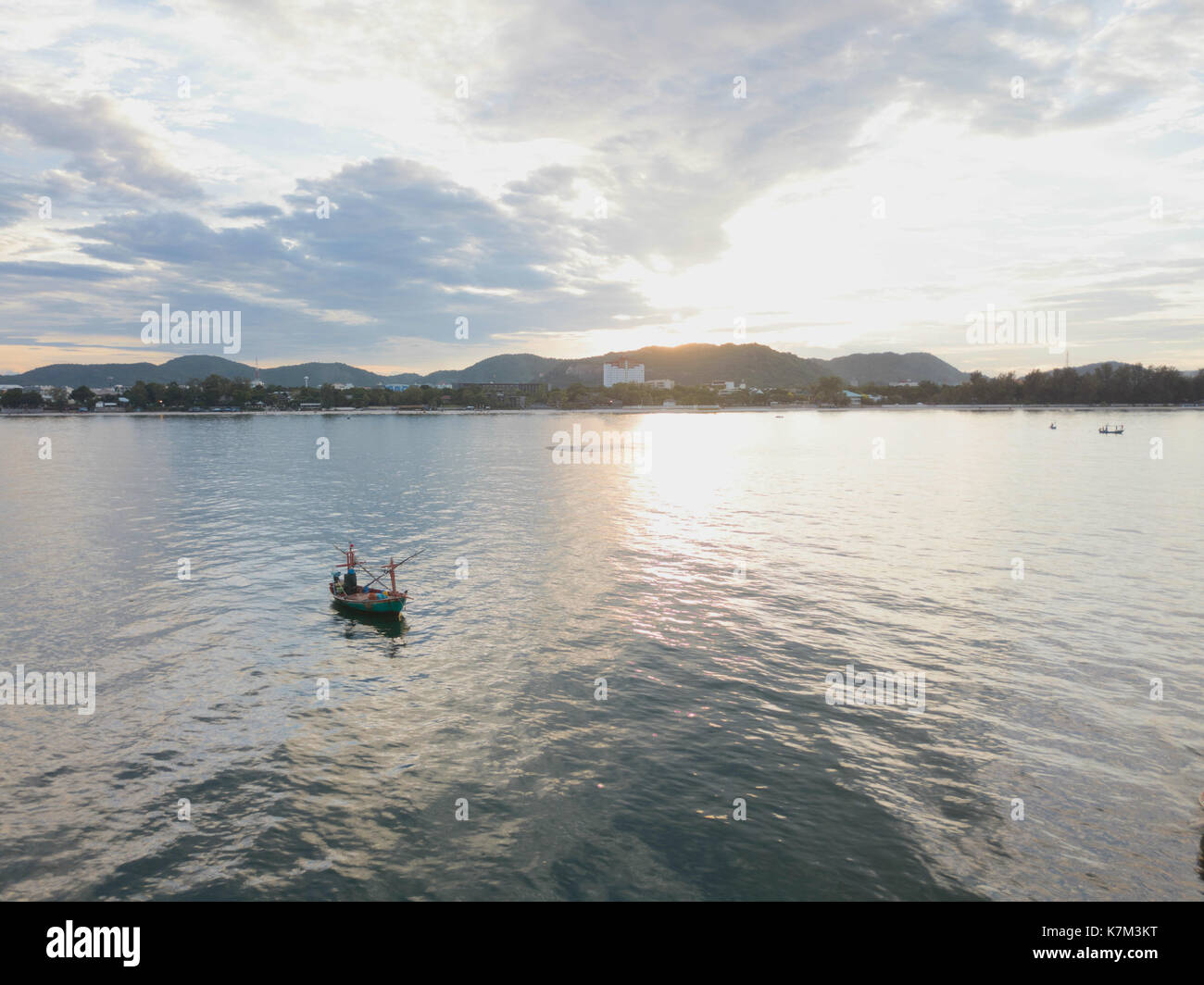 Drone colpo di un thai barca da pesca in Hua Hin Foto Stock