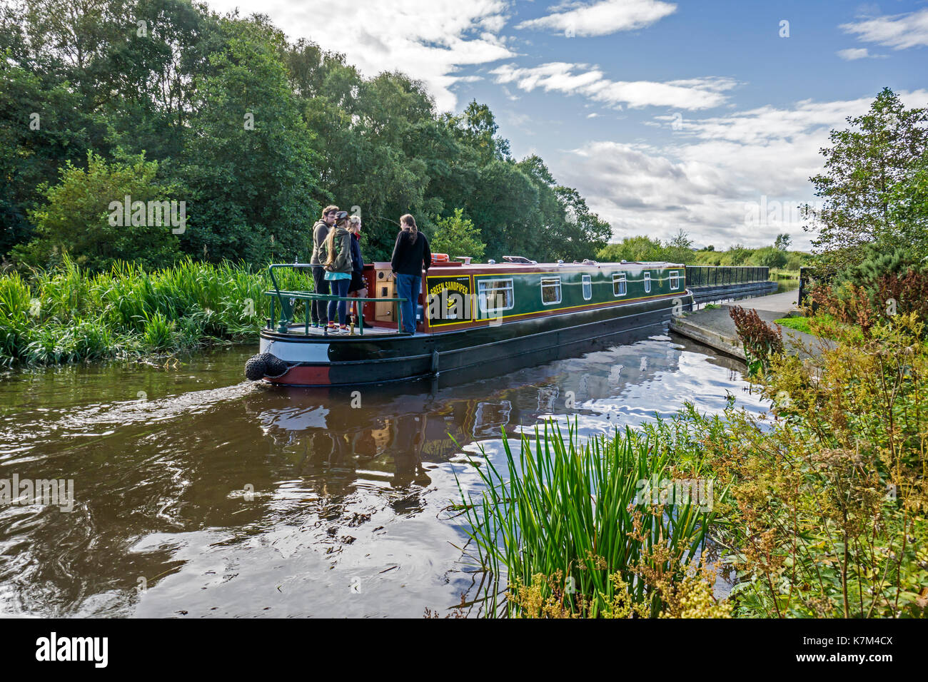 Canal Boat passa attraverso il canale di raccordo al viadotto sopra Greenbank Road in Scozia a Falkirk Regno Unito Foto Stock