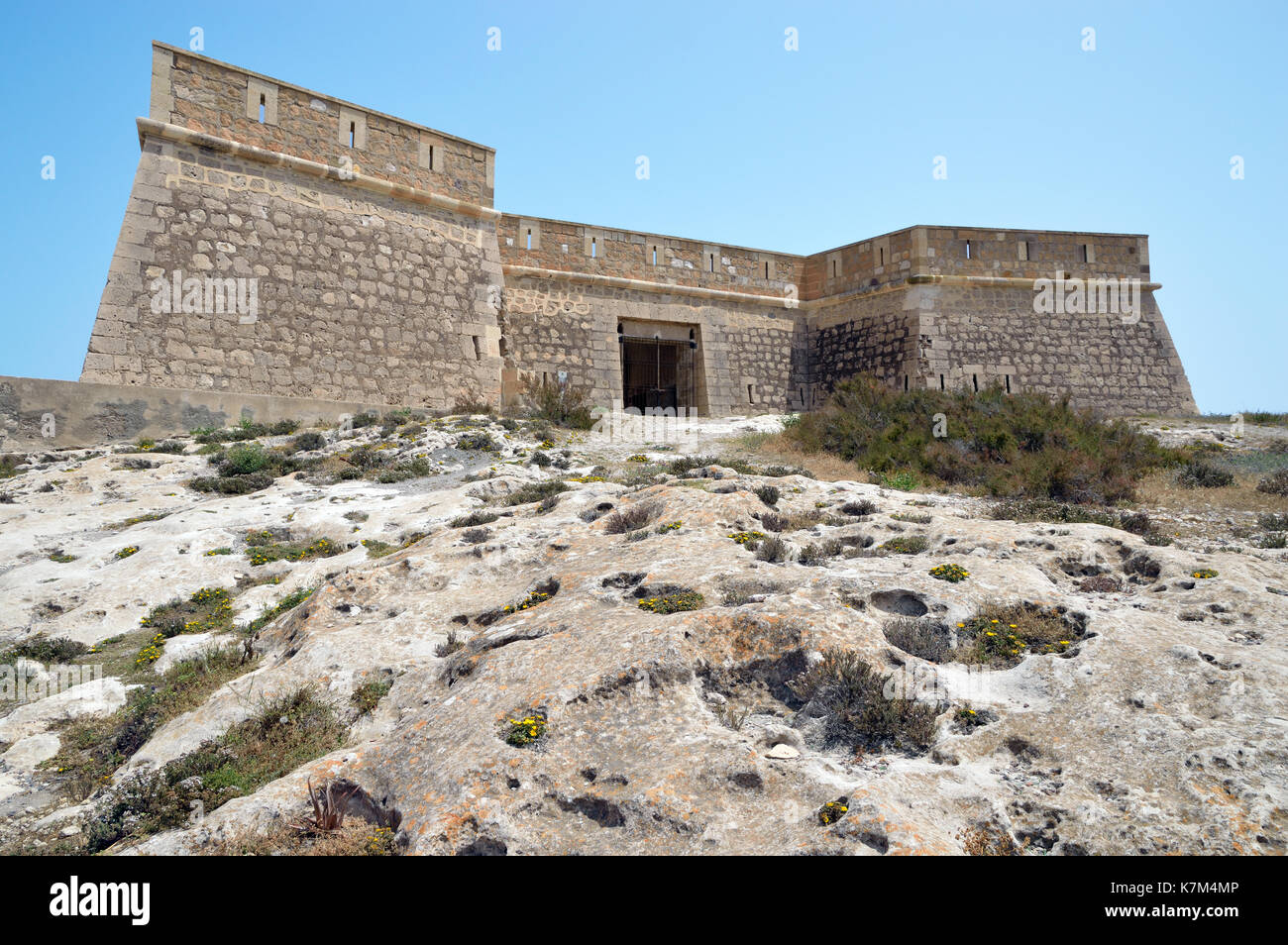 Castillo de San Felipe è un piccolo castello spagnolo nei pressi di Los Escullos a Almería. Questo forte del XVII secolo fu costruito per difendersi dai pirati barbarici. Foto Stock