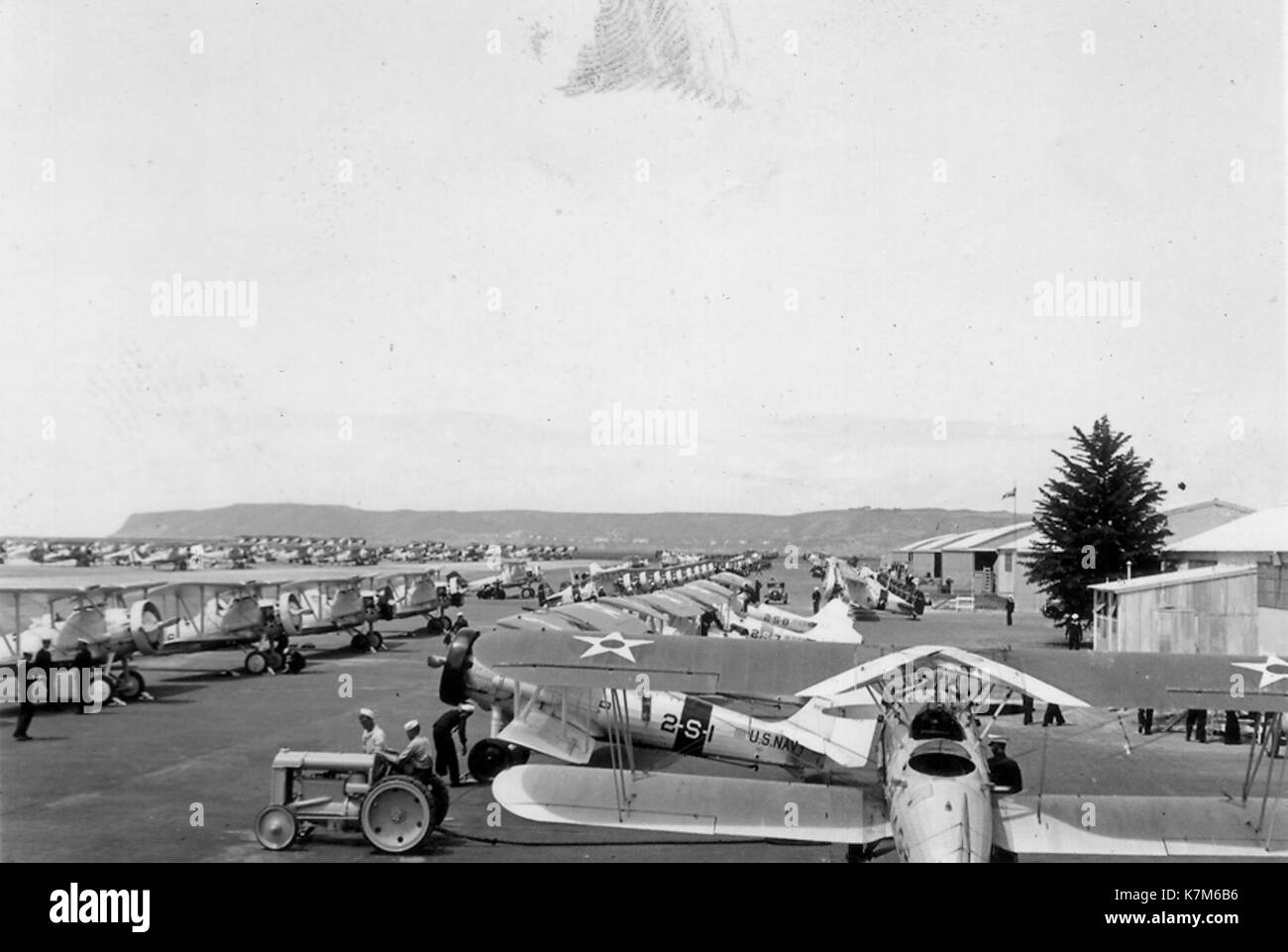 North Island, situata nella baia di San Diego, è sede delle portaerei della Marina degli Stati Uniti e funge da base navale chiave. Il sito è stato centrale per le operazioni di aviazione navale, i test e l'addestramento. Ha ospitato numerosi aerei militari, tra cui l'F/A-18 Hornet e il P-8 Poseidon. Foto Stock