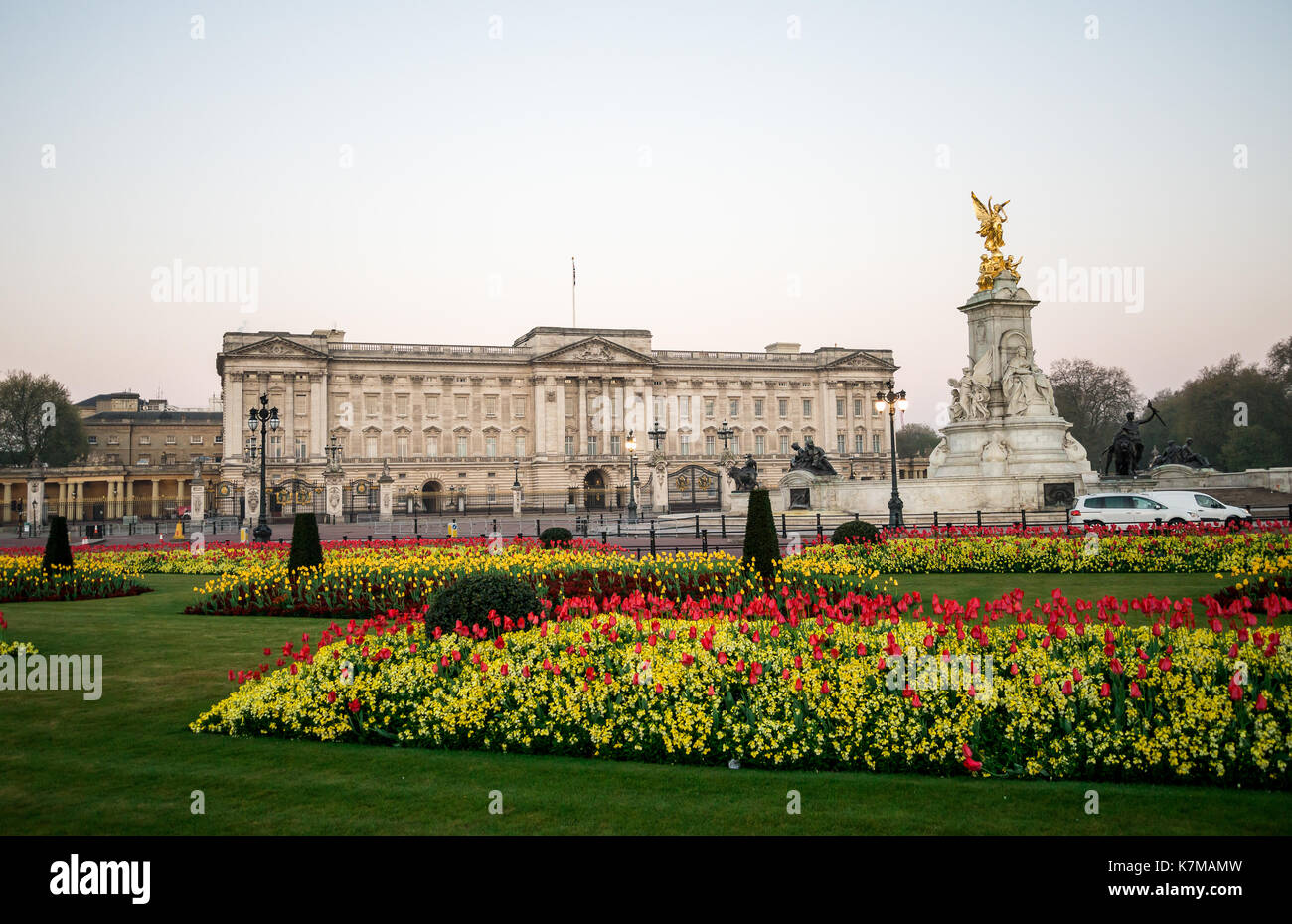 Le aiuole, Queen Victoria Memorial e Buckingham Palace a Londra in Inghilterra Foto Stock