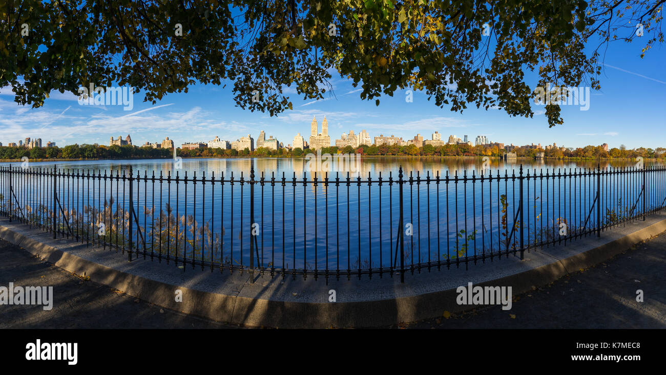 Upper West Side di fronte Central Park il serbatoio a caduta. Manhattan, New York City Foto Stock