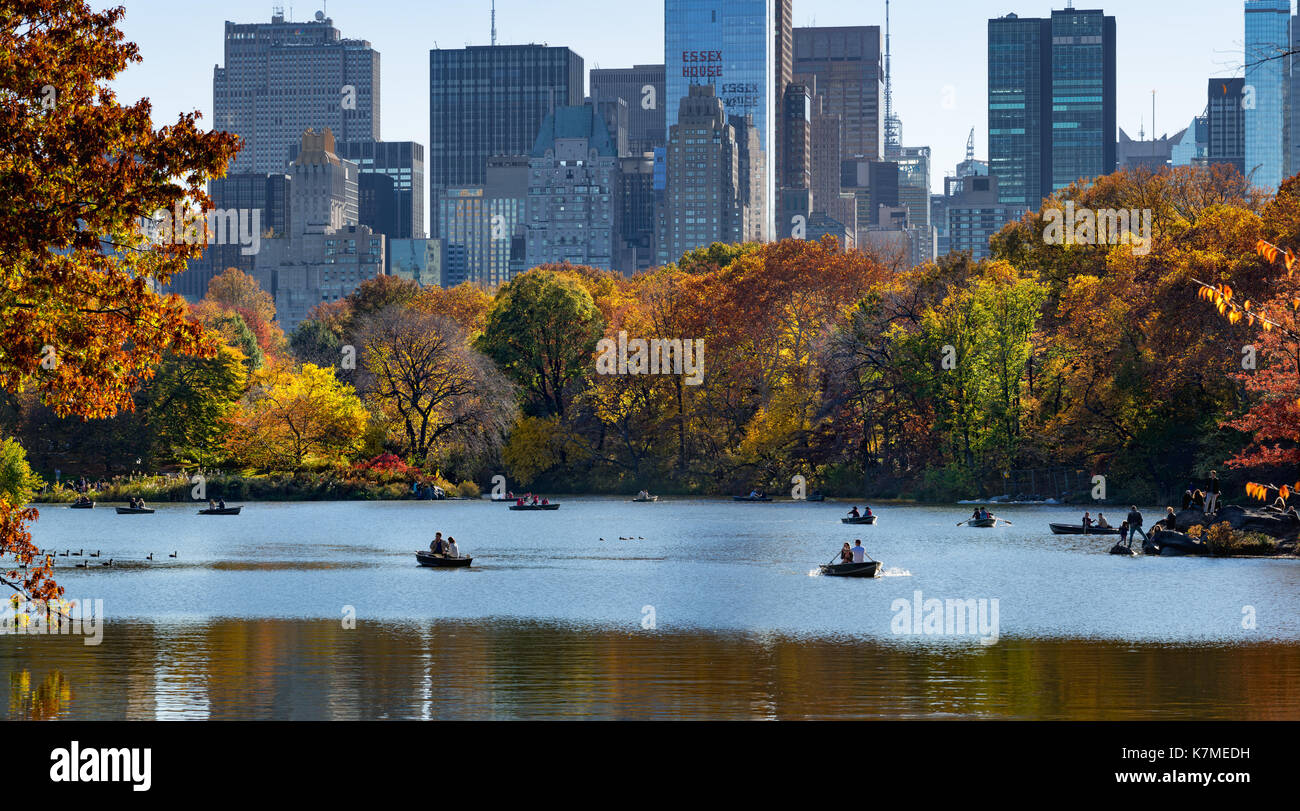 Nel tardo pomeriggio sul lago nel parco centrale con imbarcazioni a remi in caduta. Manhattan, New York City Foto Stock