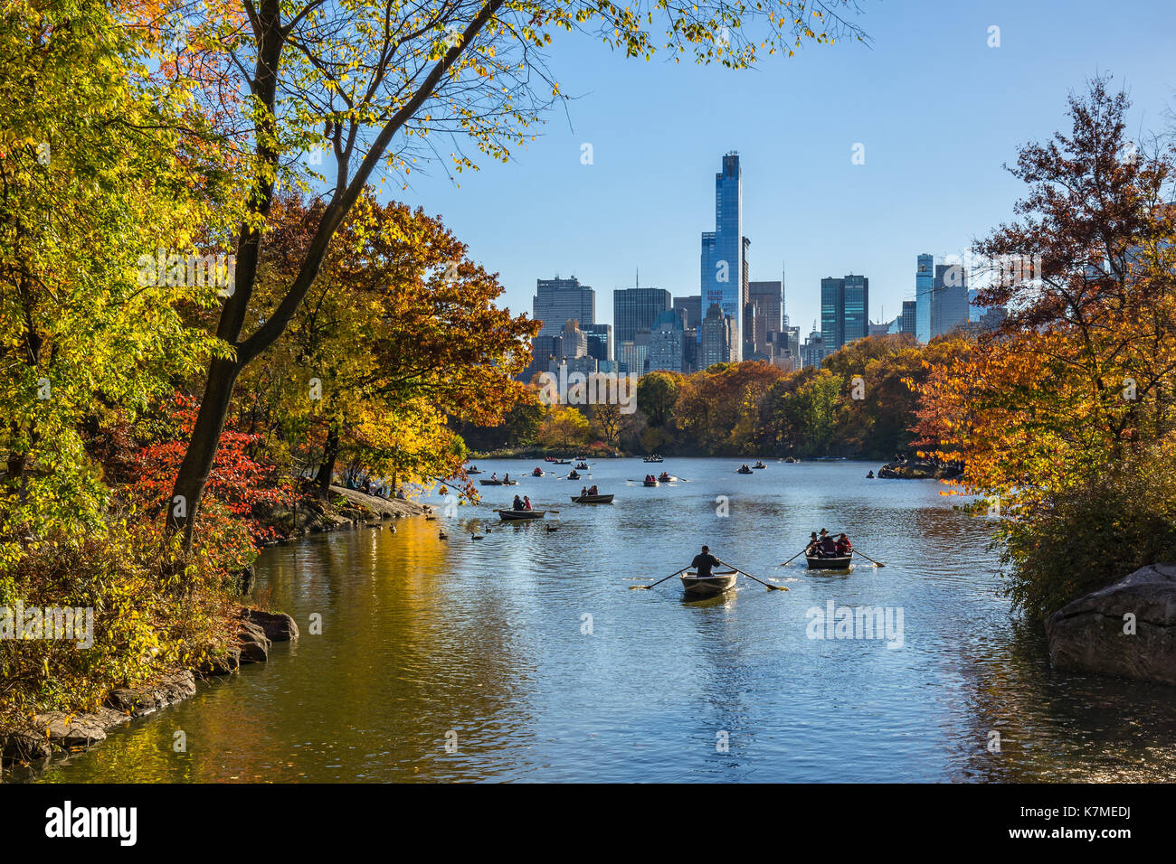 Il lago di Central Park sulla caduta pomeriggio con imbarcazioni a remi. Manhattan Midtown, New York City Foto Stock
