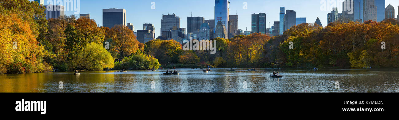 Il lago di Central Park in autunno con imbarcazioni a remi nel tardo pomeriggio. Manhattan, New York City Foto Stock
