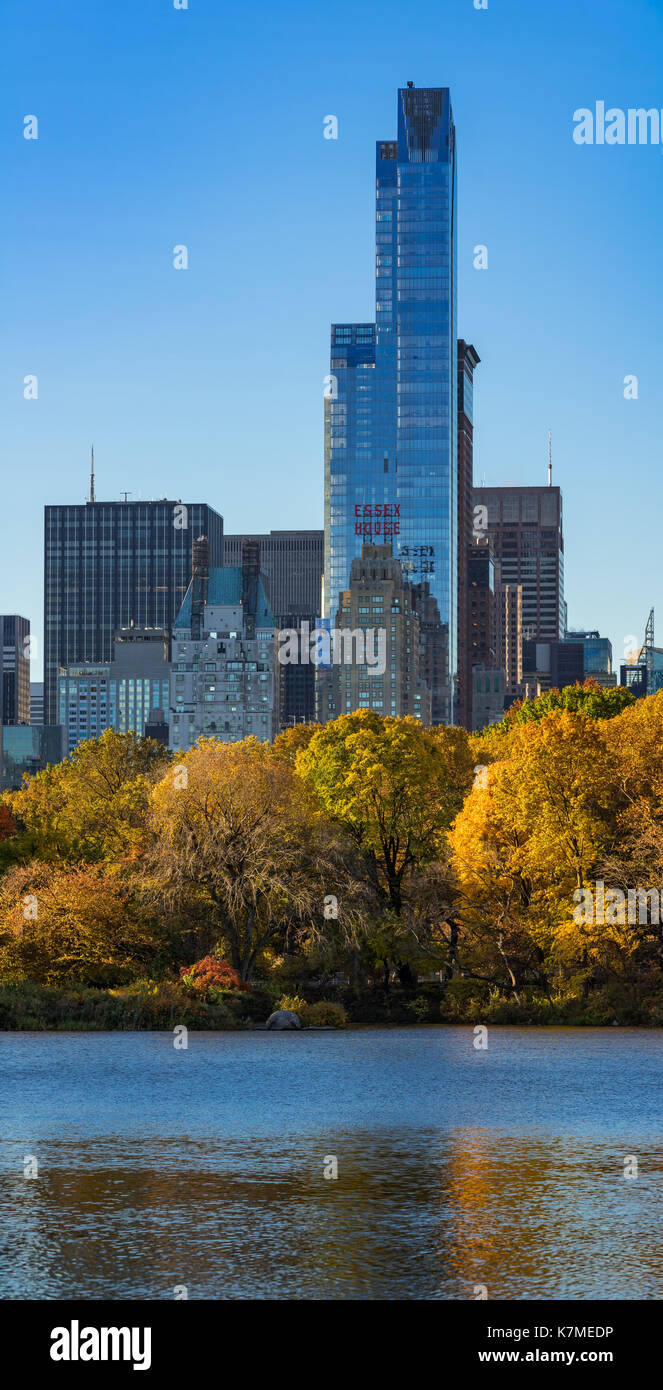 Uno57 grattacielo e il Central Park Lake in caduta. Manhattan Midtown, New York City Foto Stock