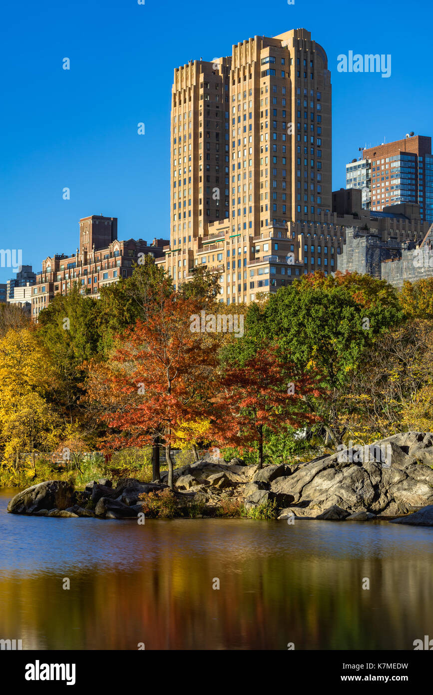Il maestoso edificio sulla Upper West Side e il Lago di Central Park in autunno. Manhattan, New York City Foto Stock