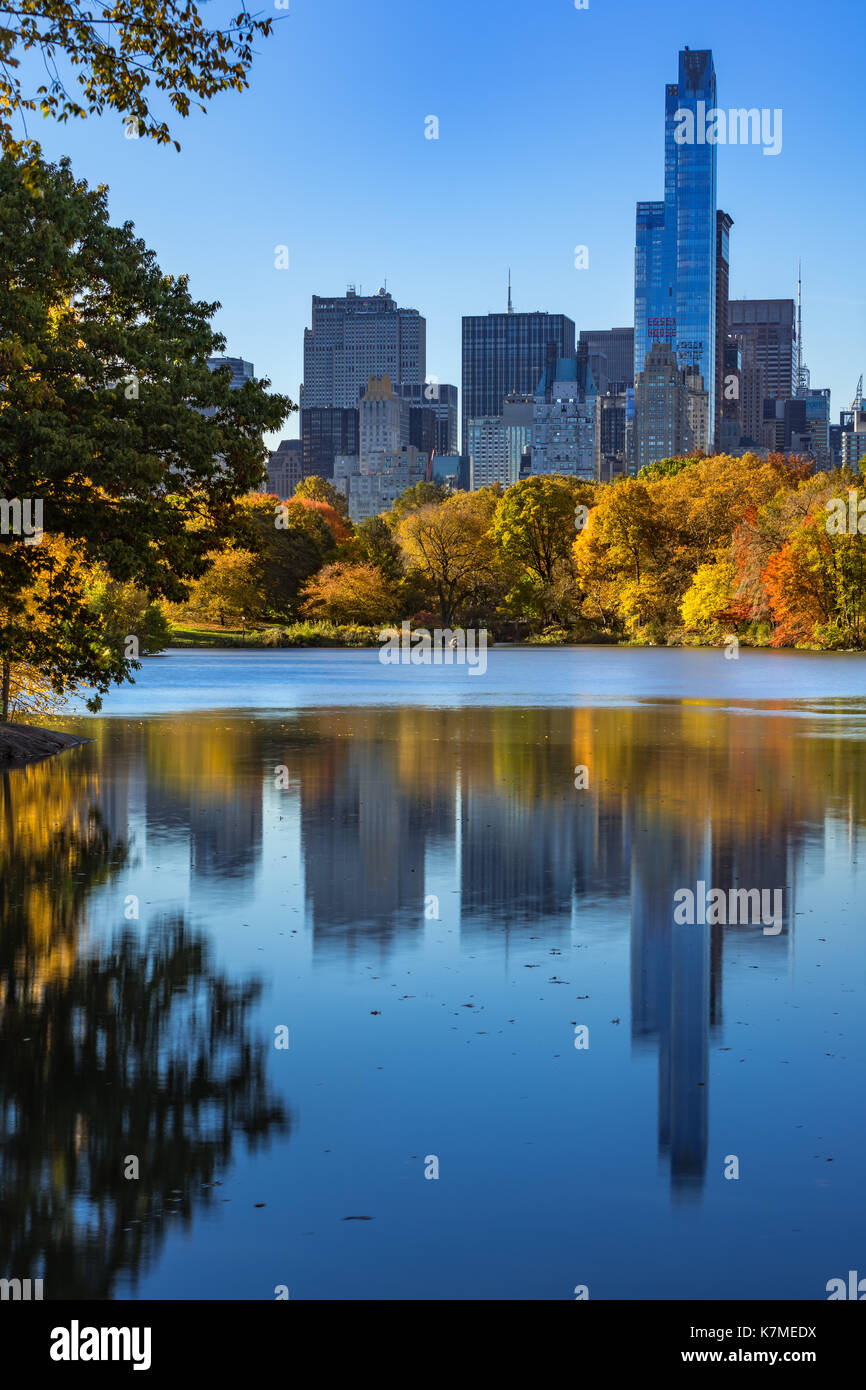 Uno57 grattacielo e il Lago di Central Park in autunno. Manhattan, New York City Foto Stock