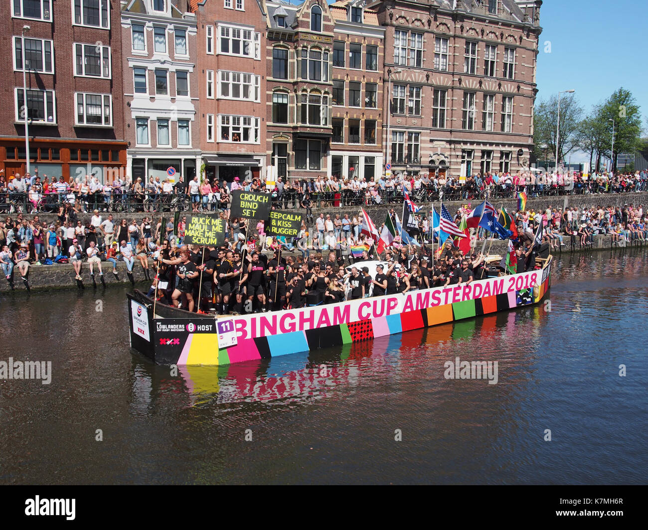 Una fotografia scattata durante la Bingham Cup nel 2018, che mostra Boat 11 durante l'evento. La Bingham Cup è un torneo di rugby e l'immagine cattura lo spirito dell'evento durante la parata dei canali di Amsterdam nel 2017. Foto Stock
