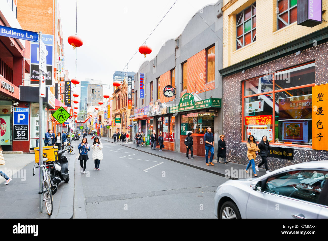 Australia Melbourne Chinatown. Una scena giù Little Bourke Street che corre attraverso la Chinatown di Melbourne la città interna. inizio della primavera. Foto Stock