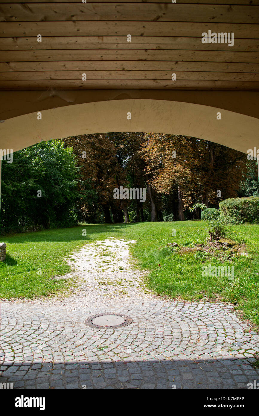 Una vista nel bosco attraverso un arco a chiostro roggenburg, new ulm, Baviera, Germania, Foto Stock