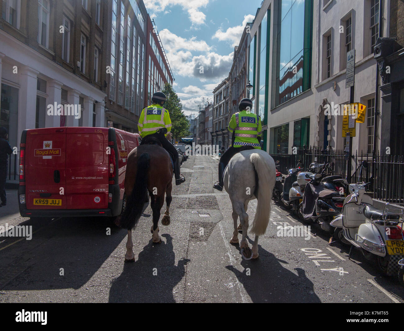 Due cavalli della polizia in Great Pulteney Street in Soho Foto Stock