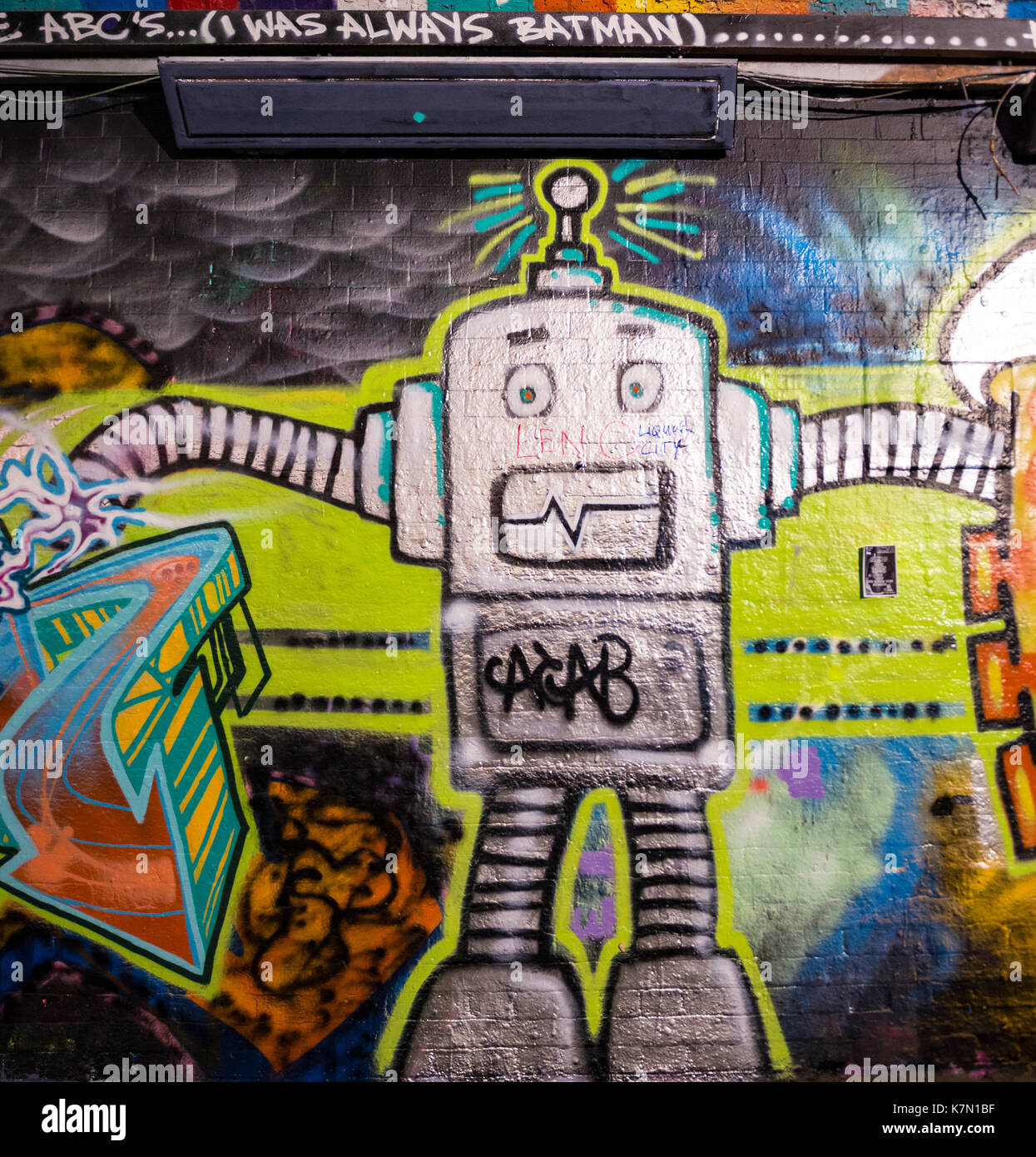 Robot, graffiti in un tunnel pedonale, Londra, Inghilterra, Gran Bretagna Foto Stock