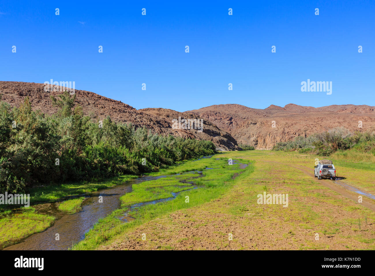 Veicolo fuoristrada rigidi nel fiume hoarusib letto, damaraland, regione di Kunene, Namibia Foto Stock