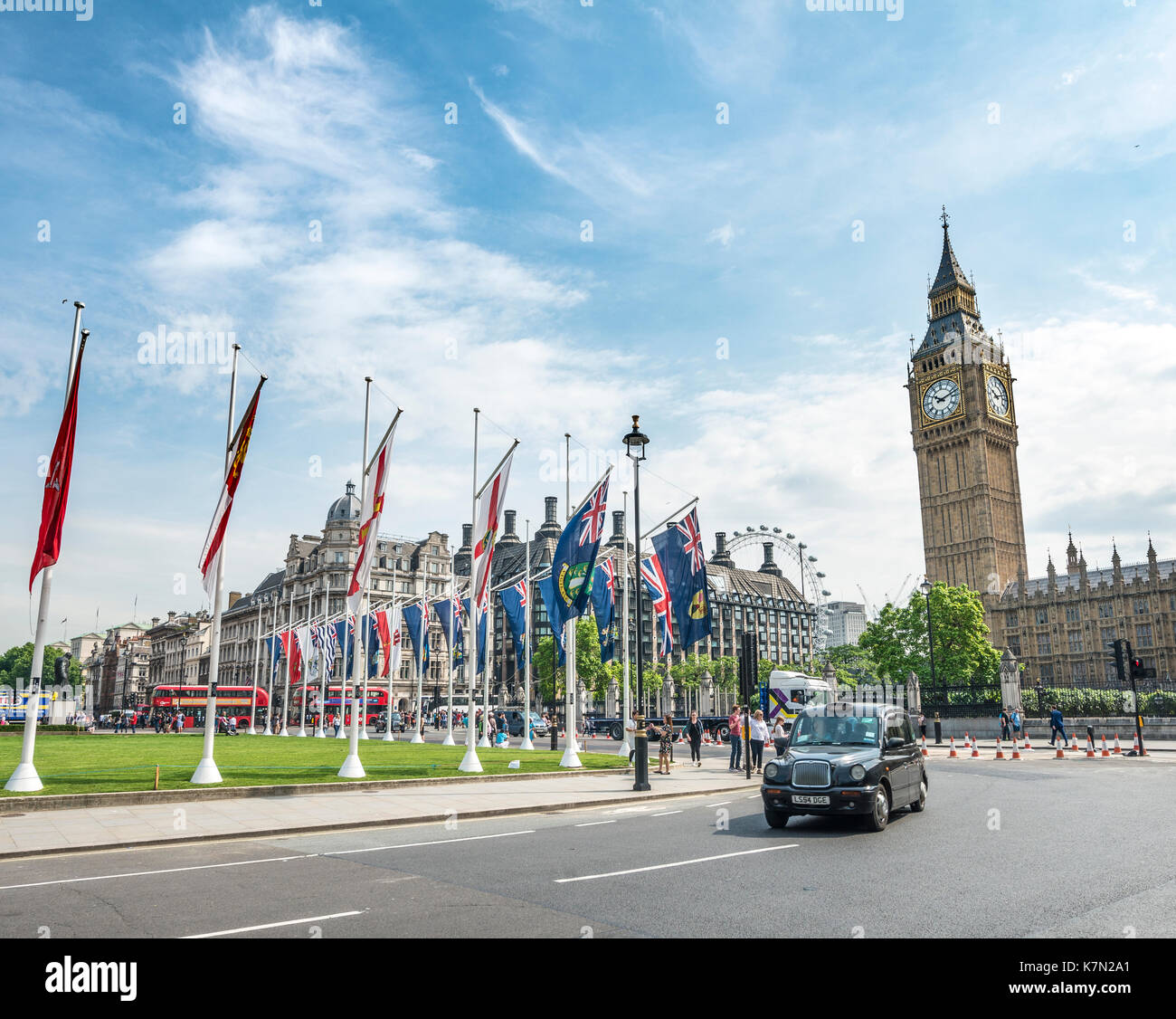 Londra taxi, dietro il big ben con il Palazzo di Westminster, Londra, Inghilterra, Gran Bretagna Foto Stock